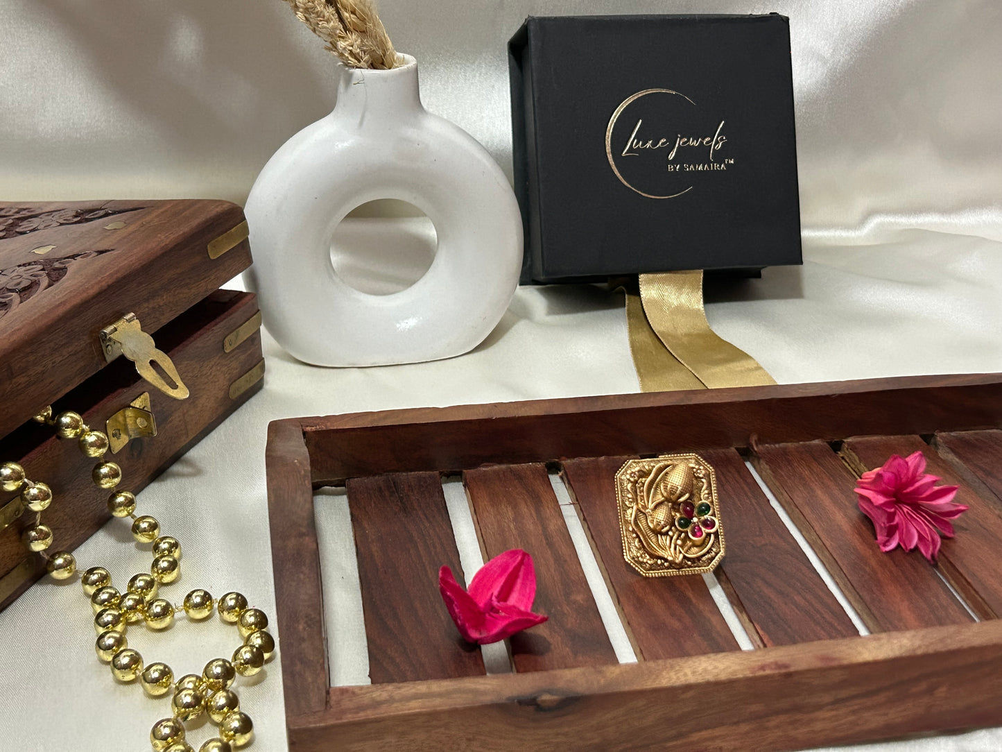 Arna antique gold ring