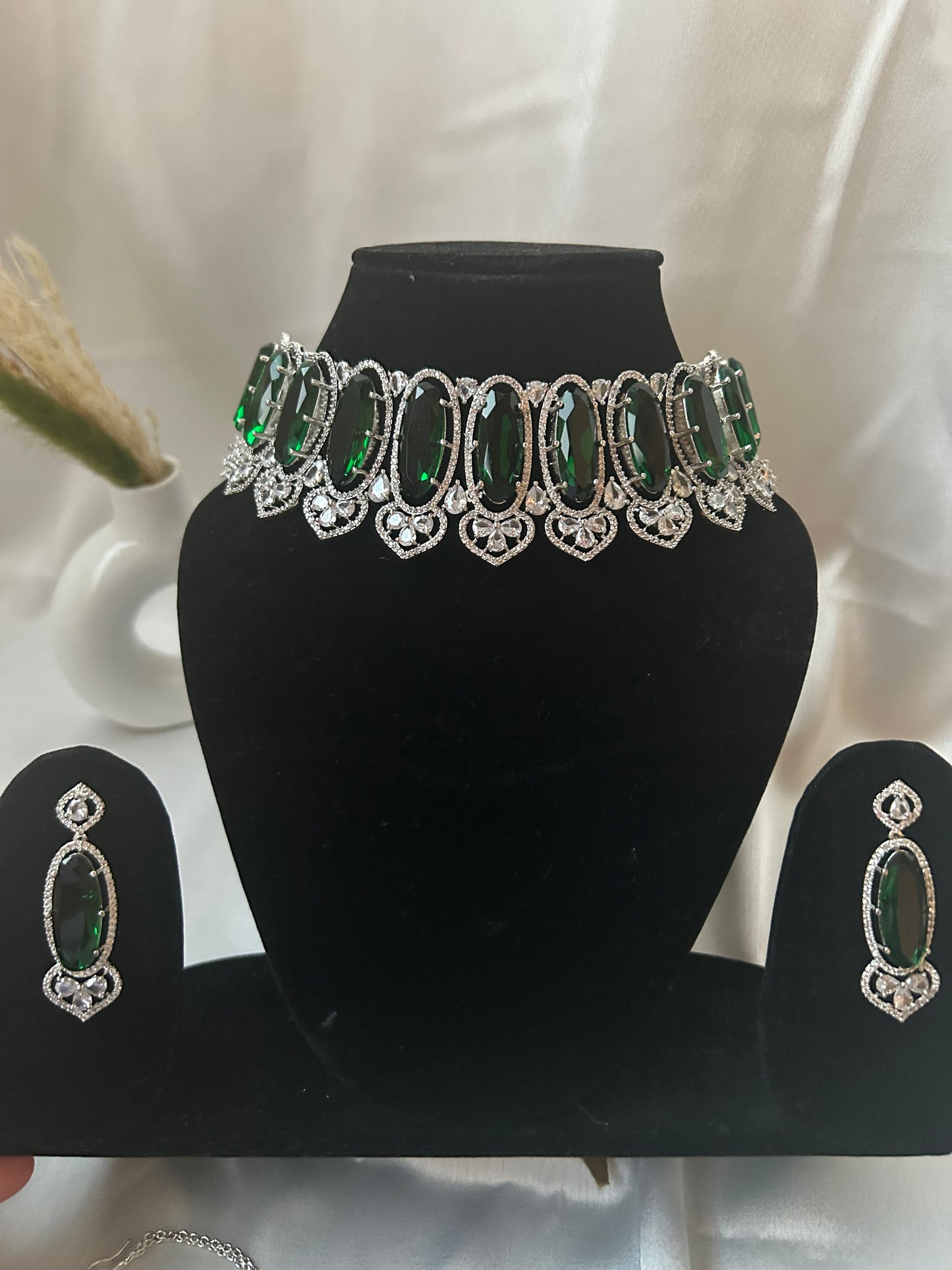 Shanvi Emerald Choker