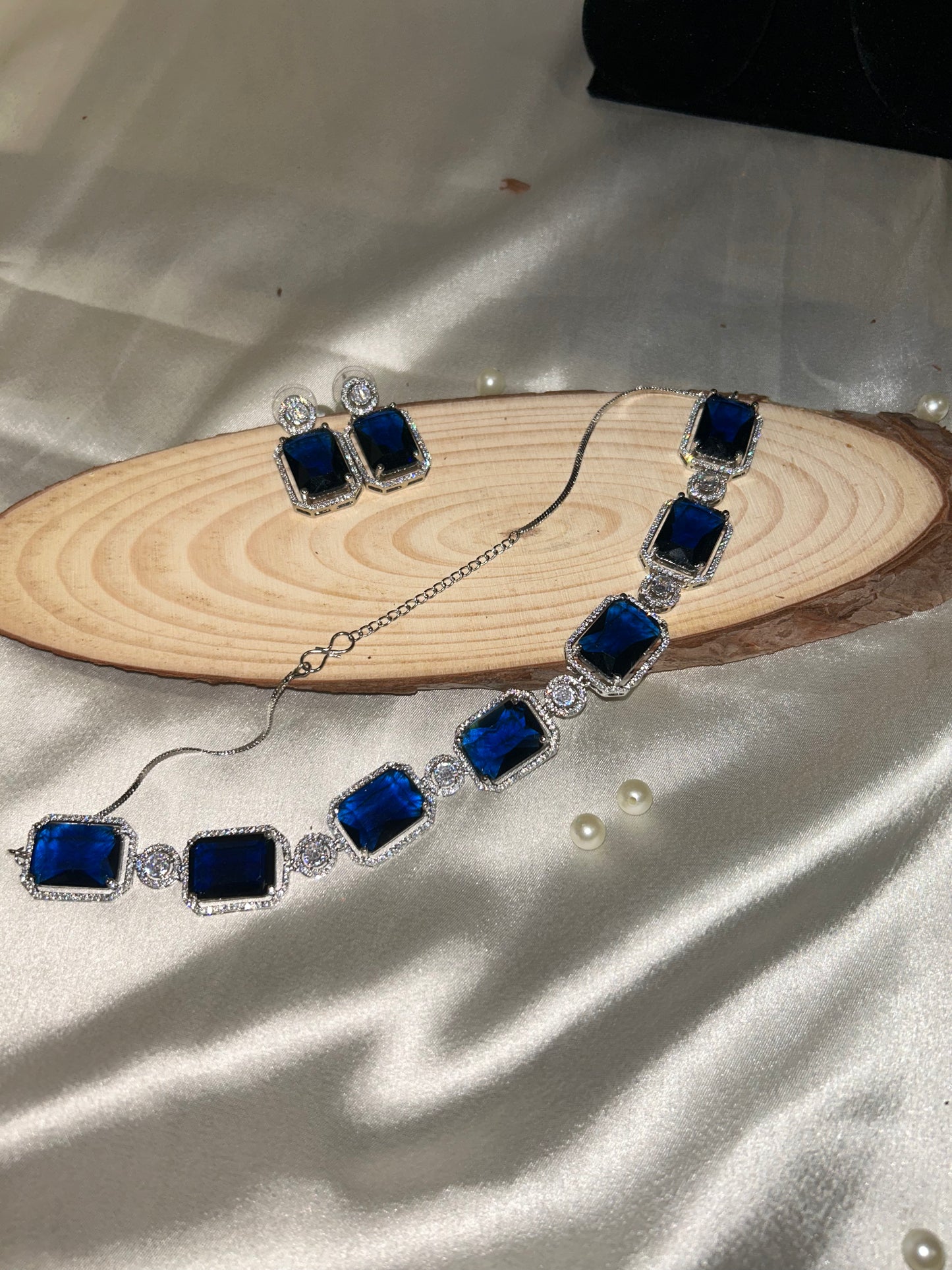 Varonika navy necklace