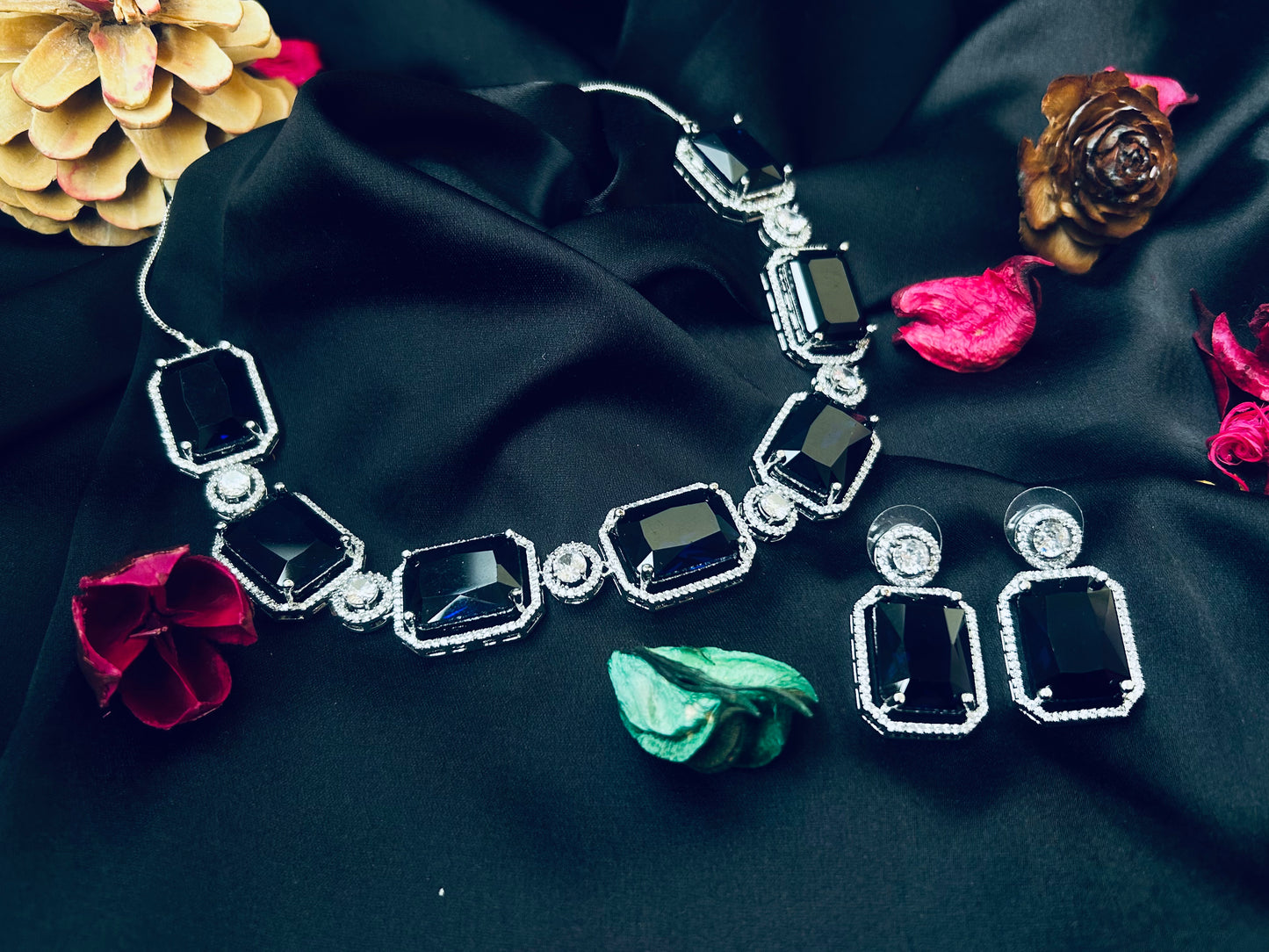 Varonika navy necklace