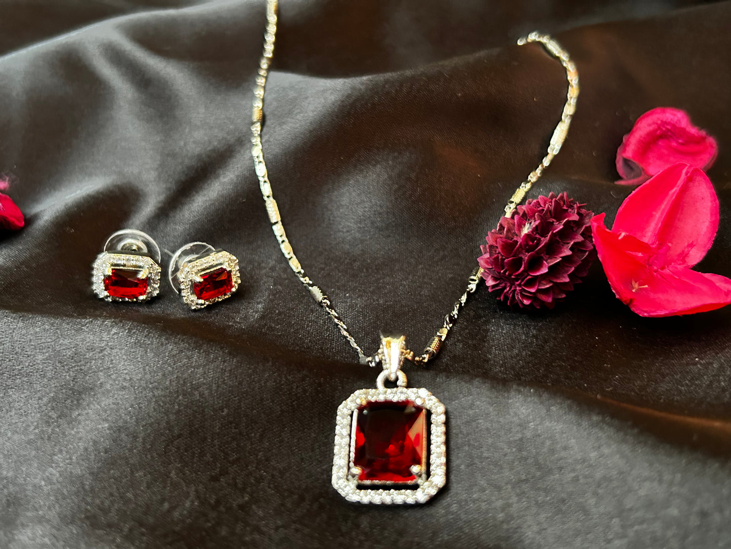 Suhana red pendant set