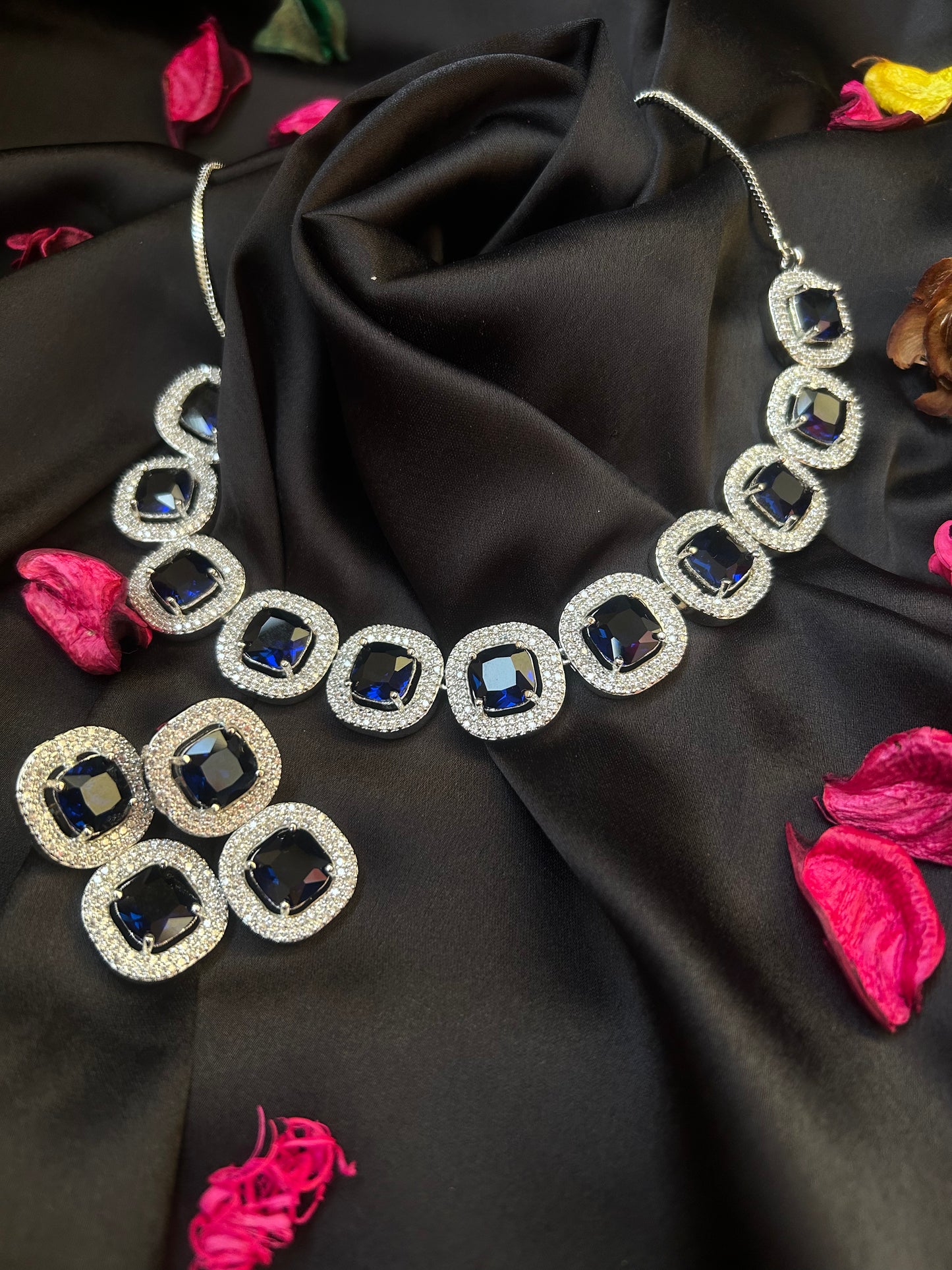 Alisha navy necklace