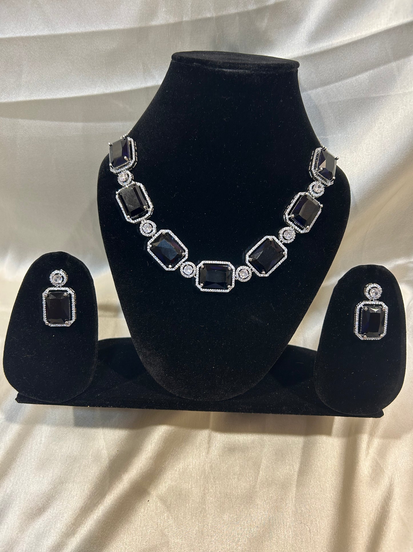 Varonika navy necklace