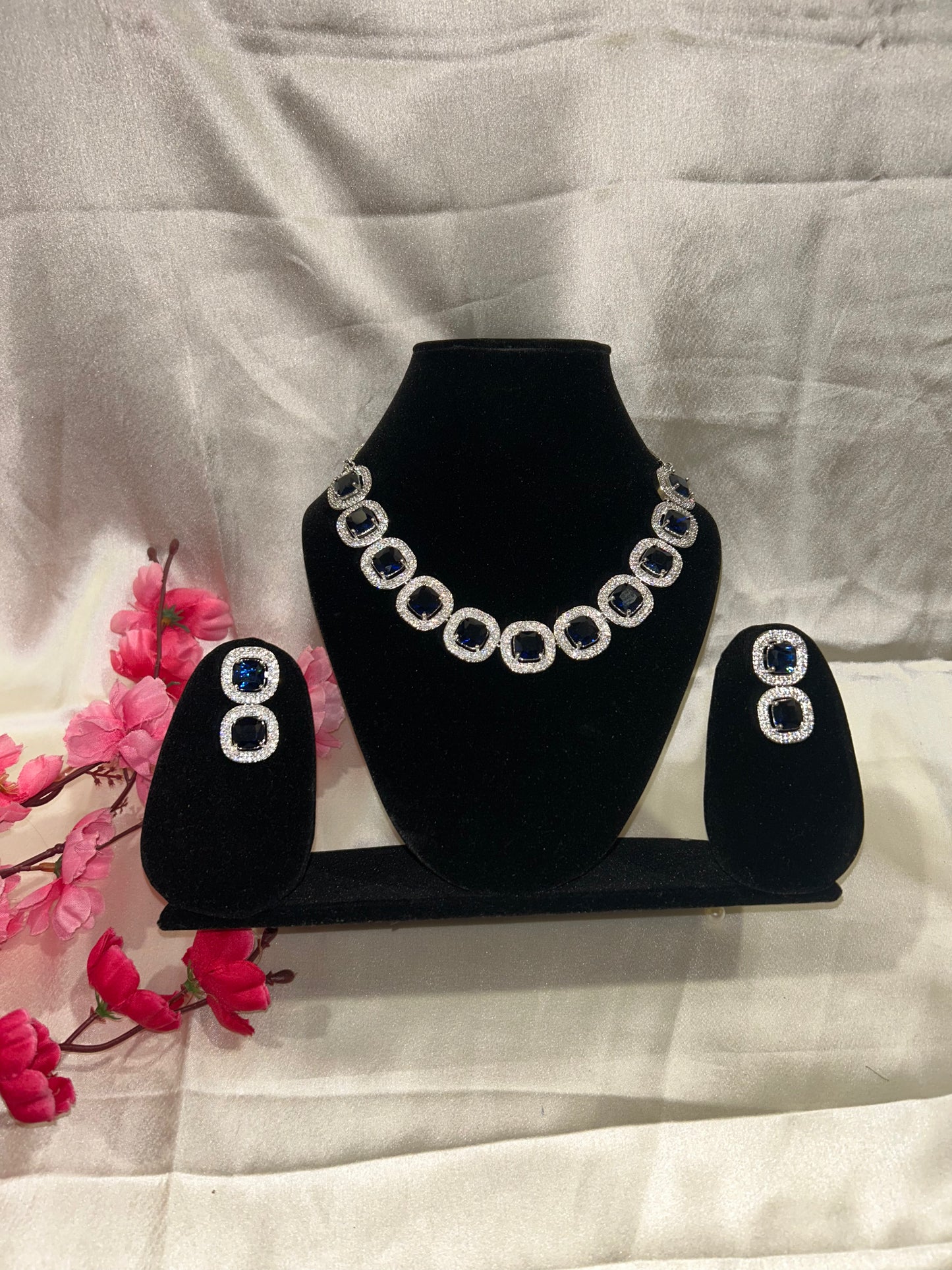 Alisha navy necklace