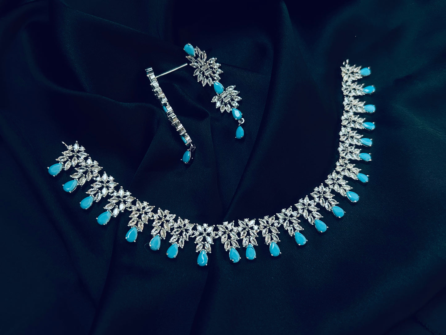 Maisha blue choker