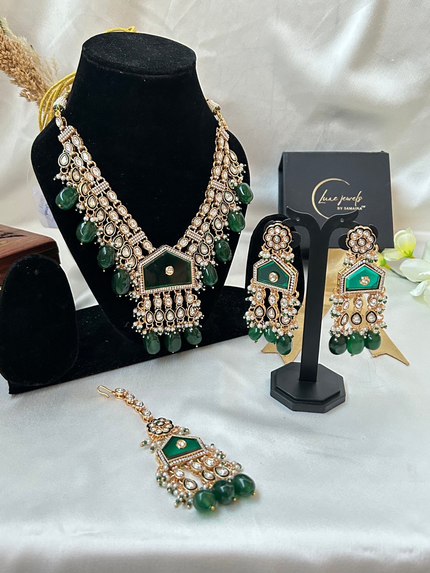 Tara emerald necklaceset with tika