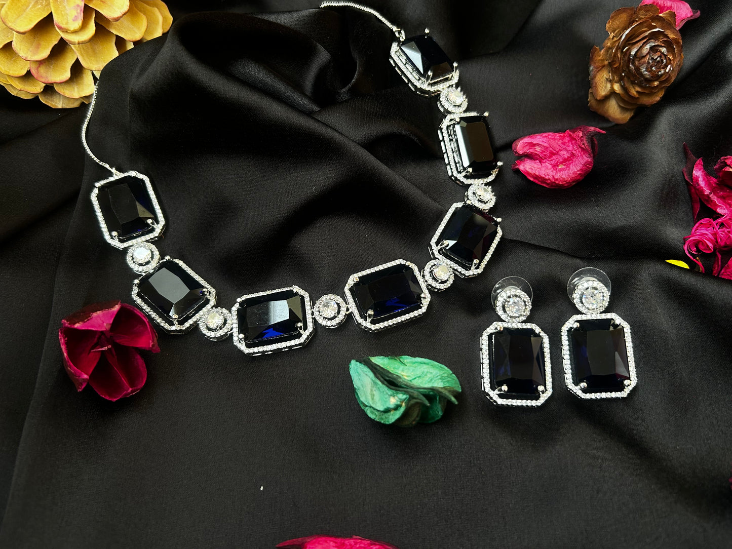 Varonika navy necklace