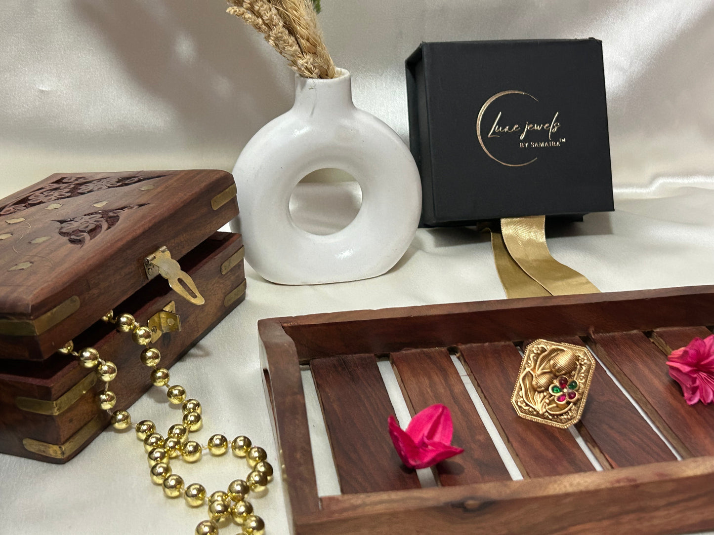 Arna antique gold ring