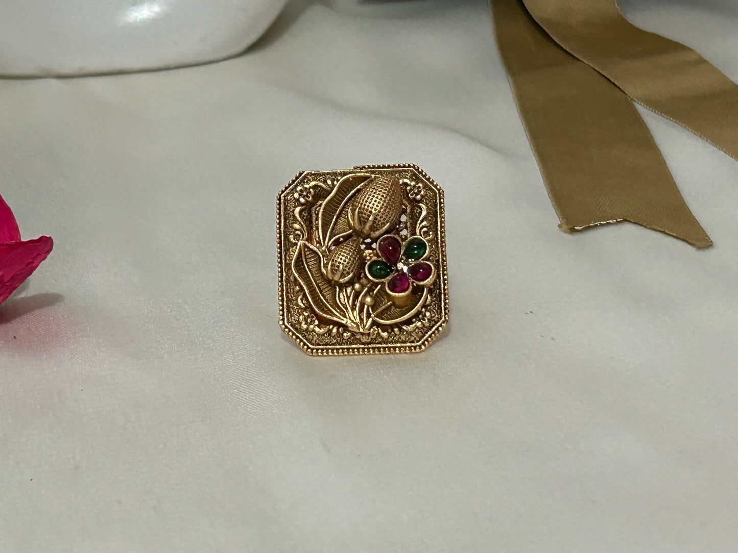 Arna antique gold ring