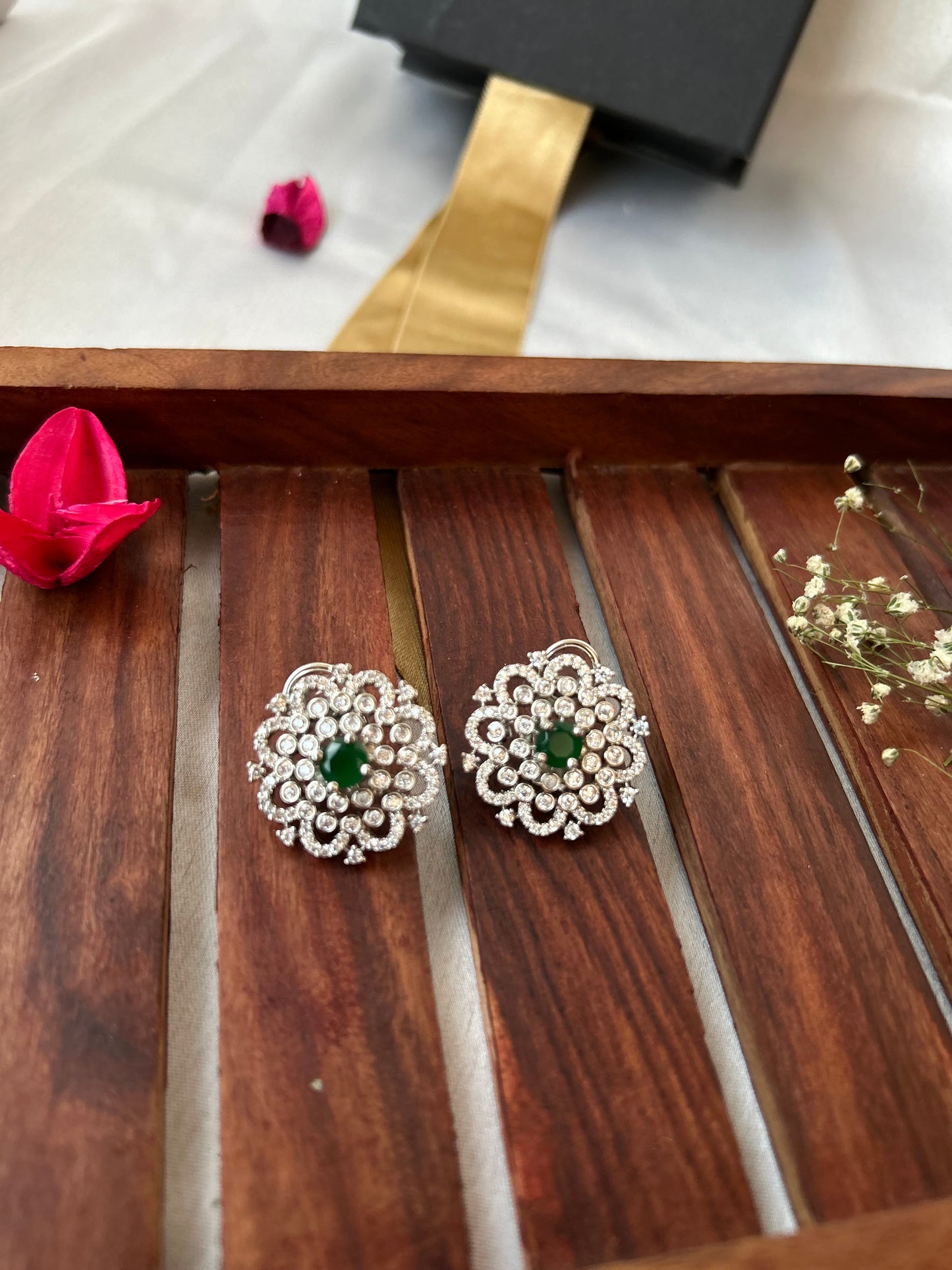 Nensi emerald stud earrings
