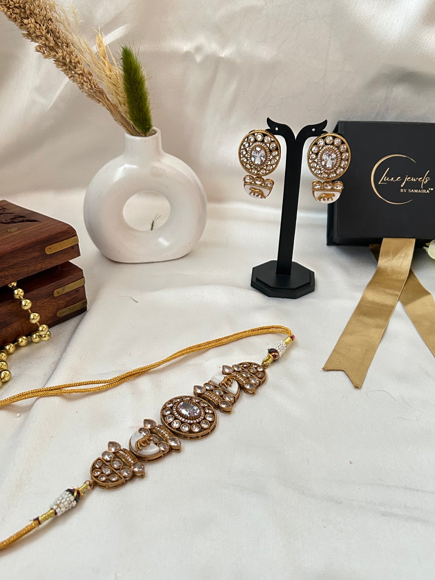 sabyasachi white necklaceset