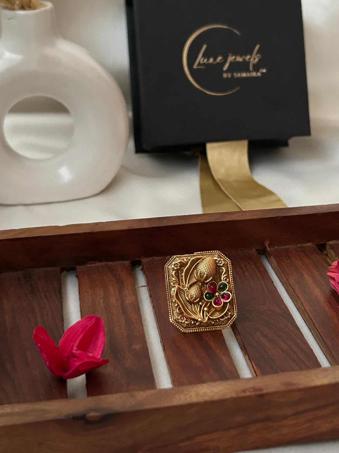 Arna antique gold ring