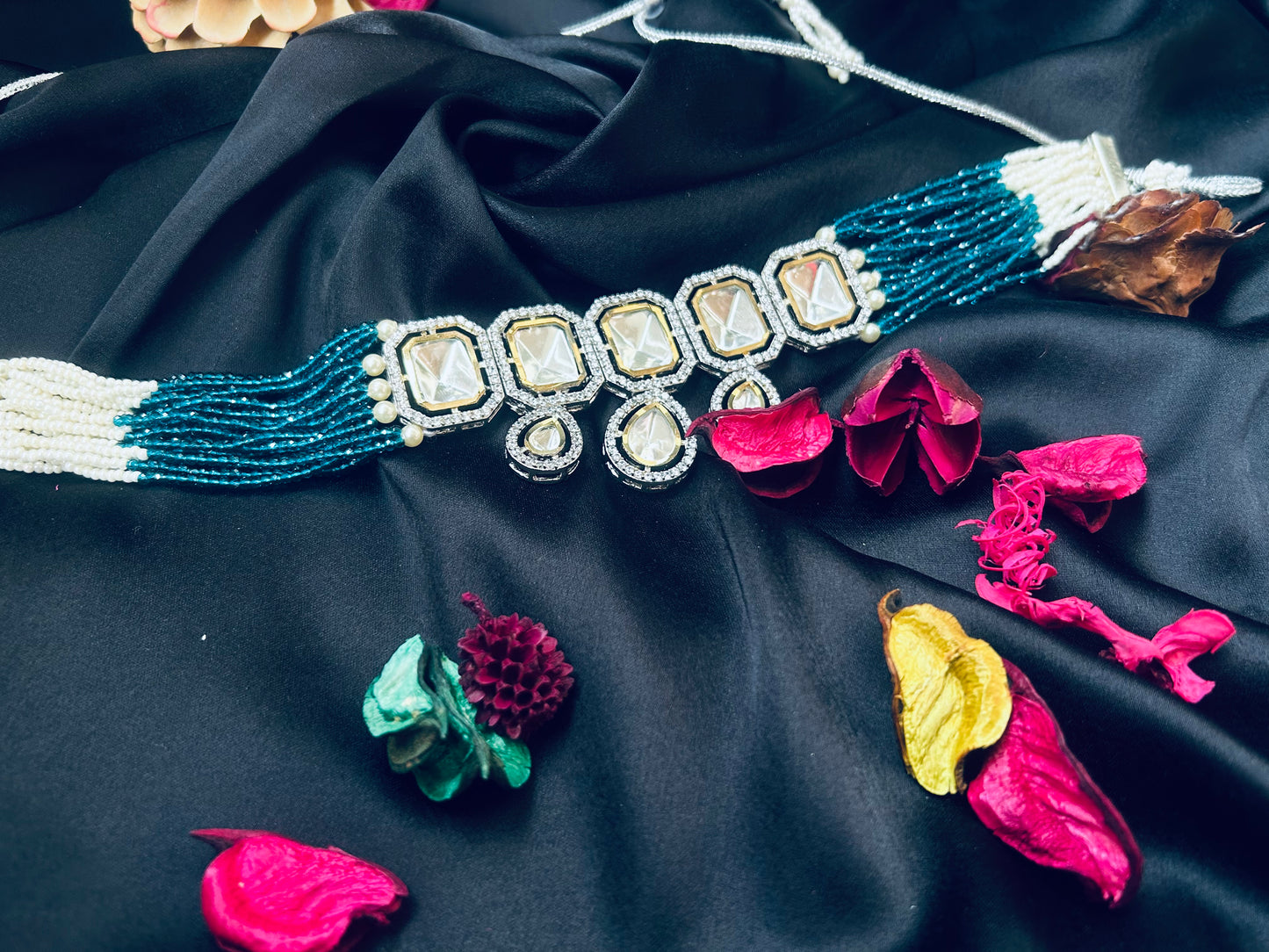 Vadehi blue choker