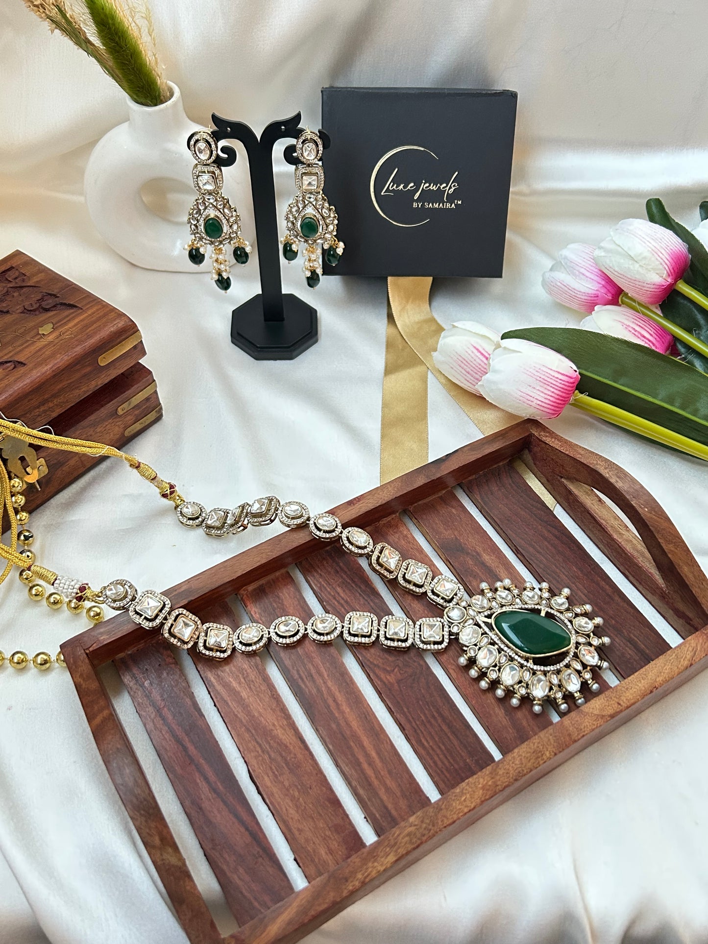 Rajwada emerald kundan set.