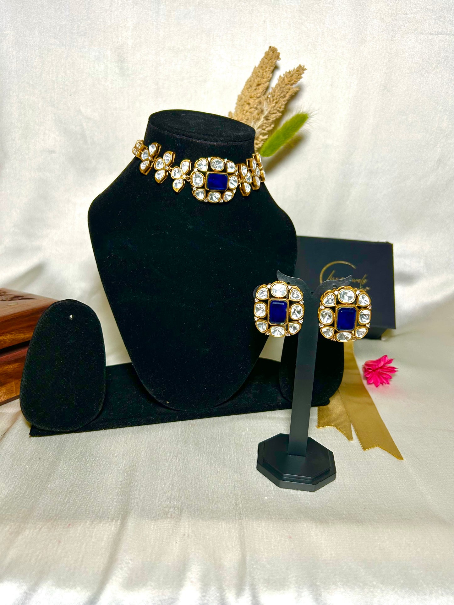 kiva Navy choker