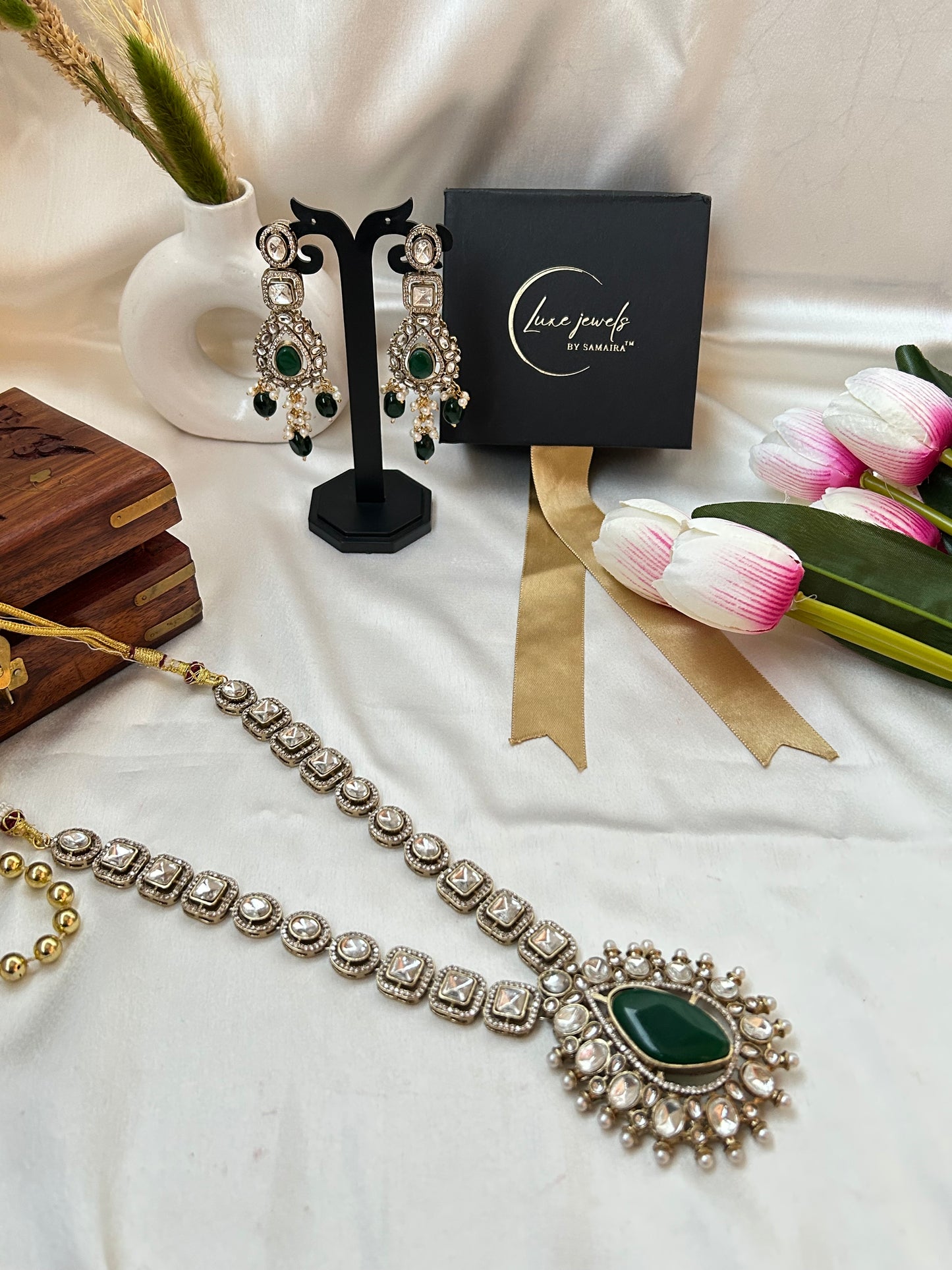 Rajwada emerald kundan set.