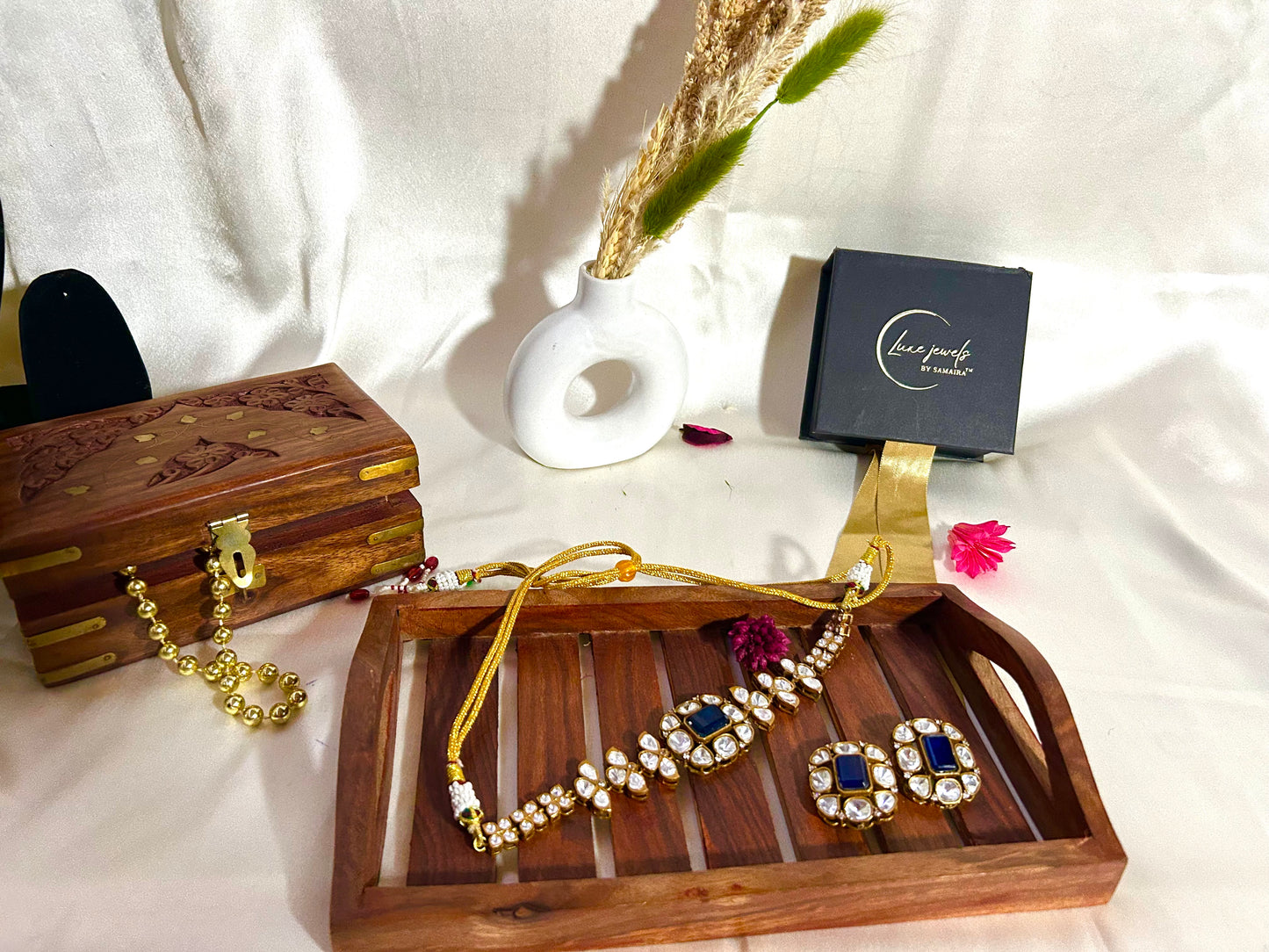 kiva Navy choker