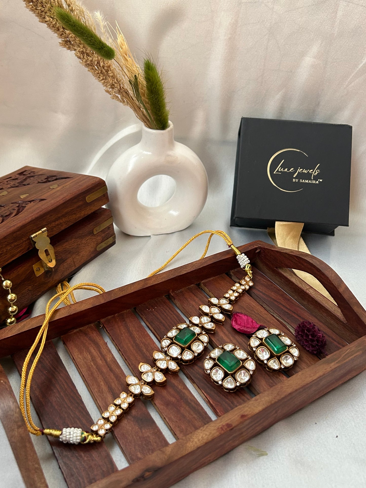 kiva green choker