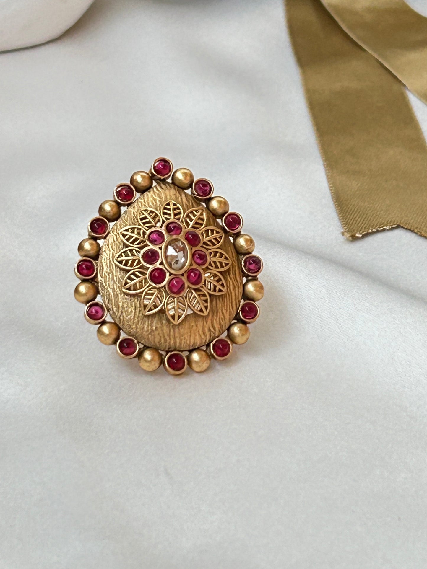 Mira antique Ring