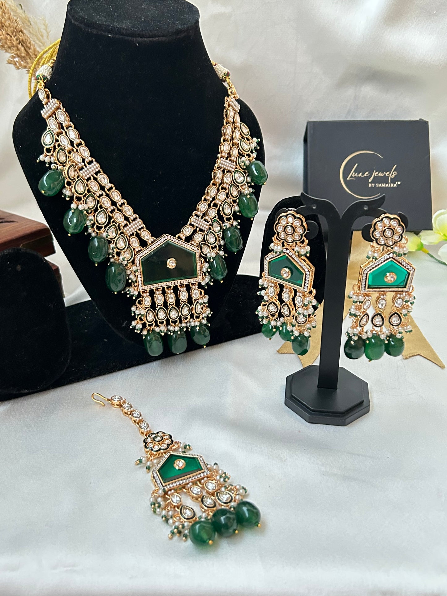 Tara emerald necklaceset with tika