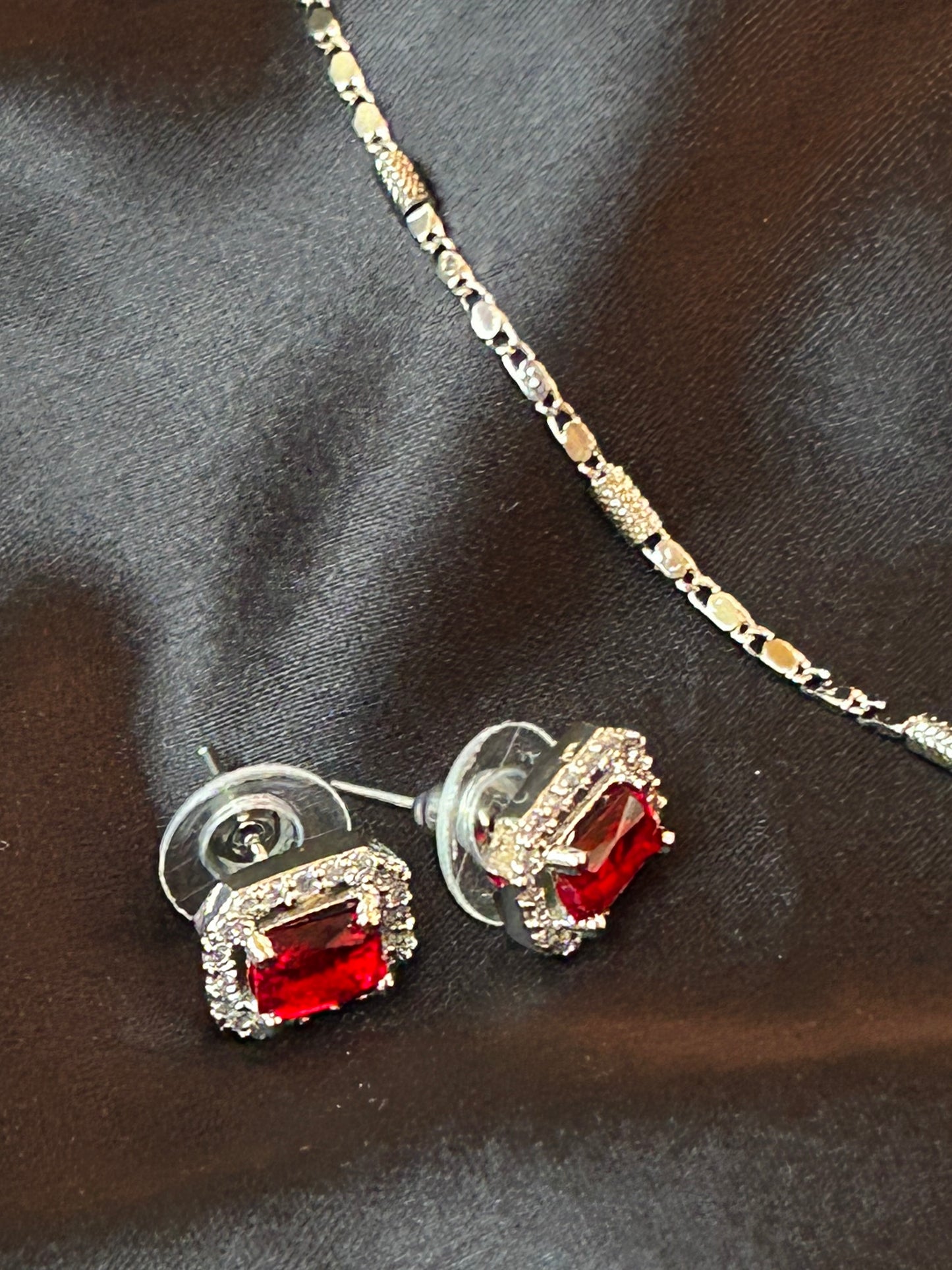 Suhana red pendant set