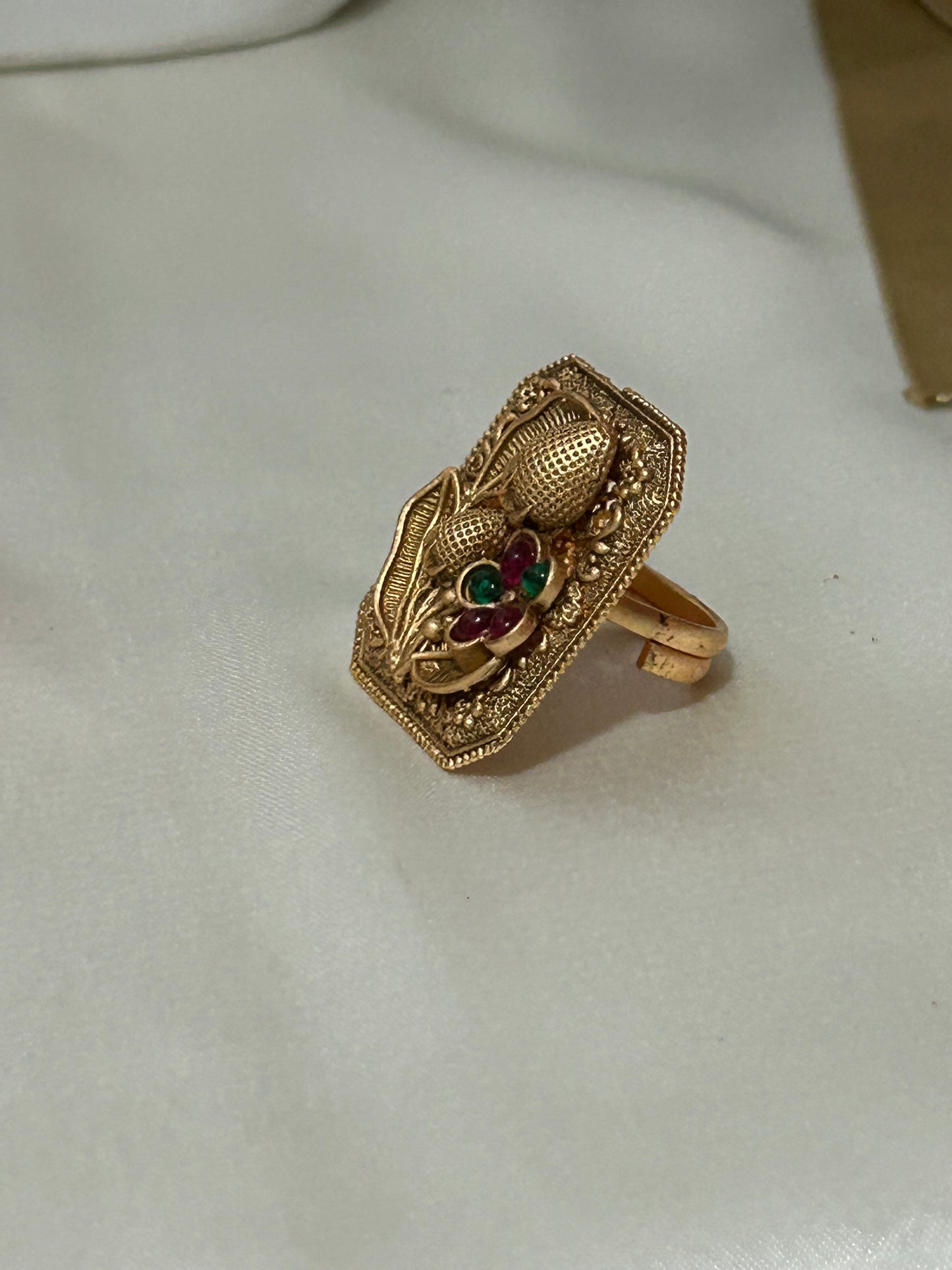 Arna antique gold ring