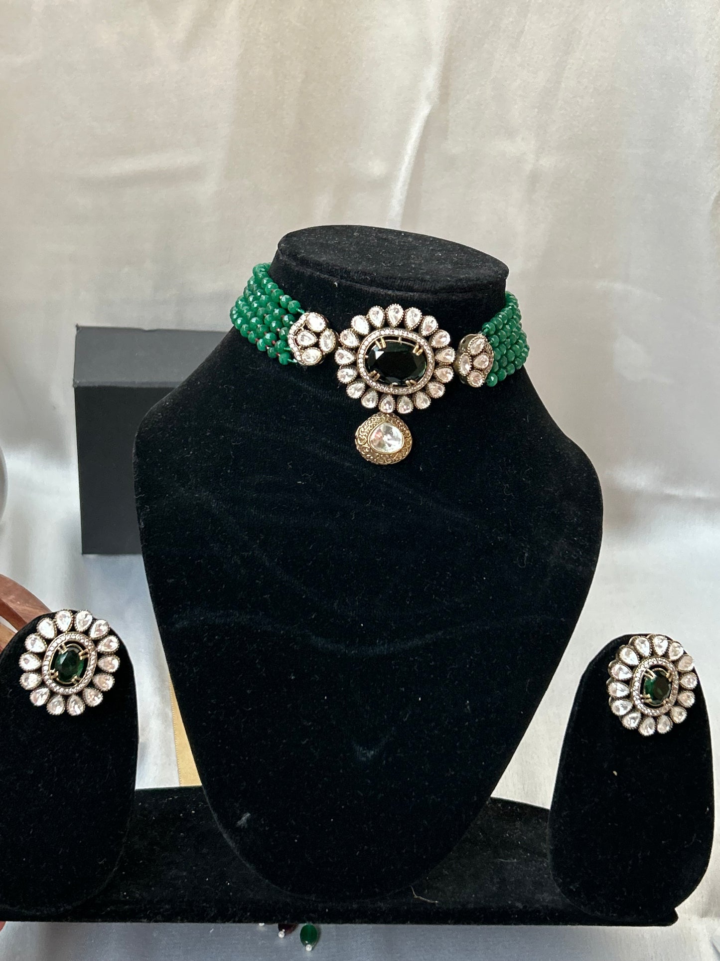 Viana green choker necklace set