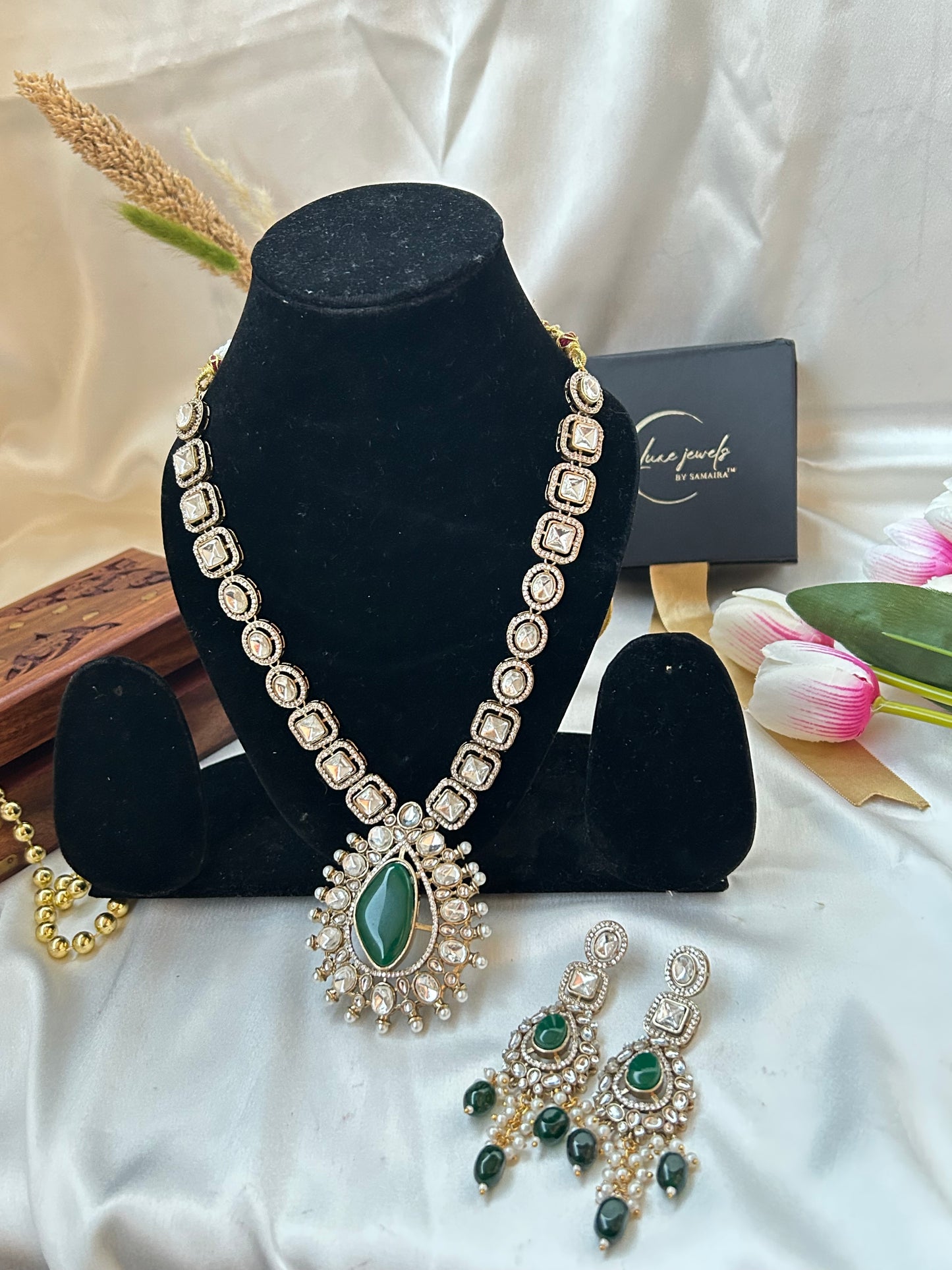 Rajwada emerald kundan set.