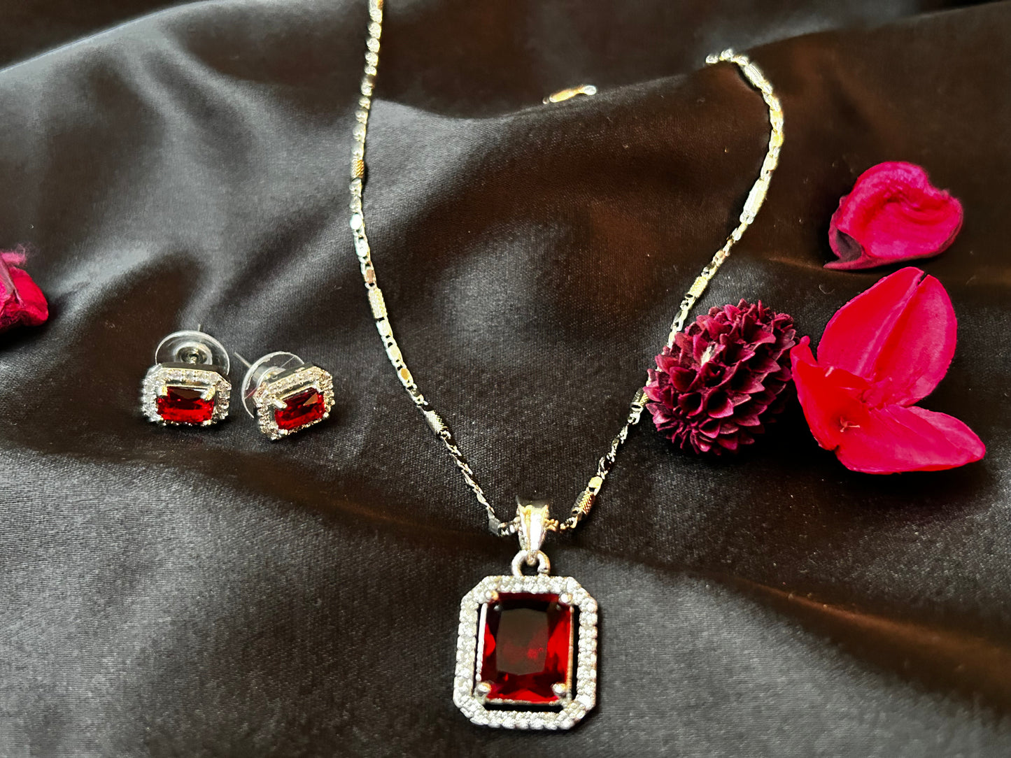 Suhana red pendant set