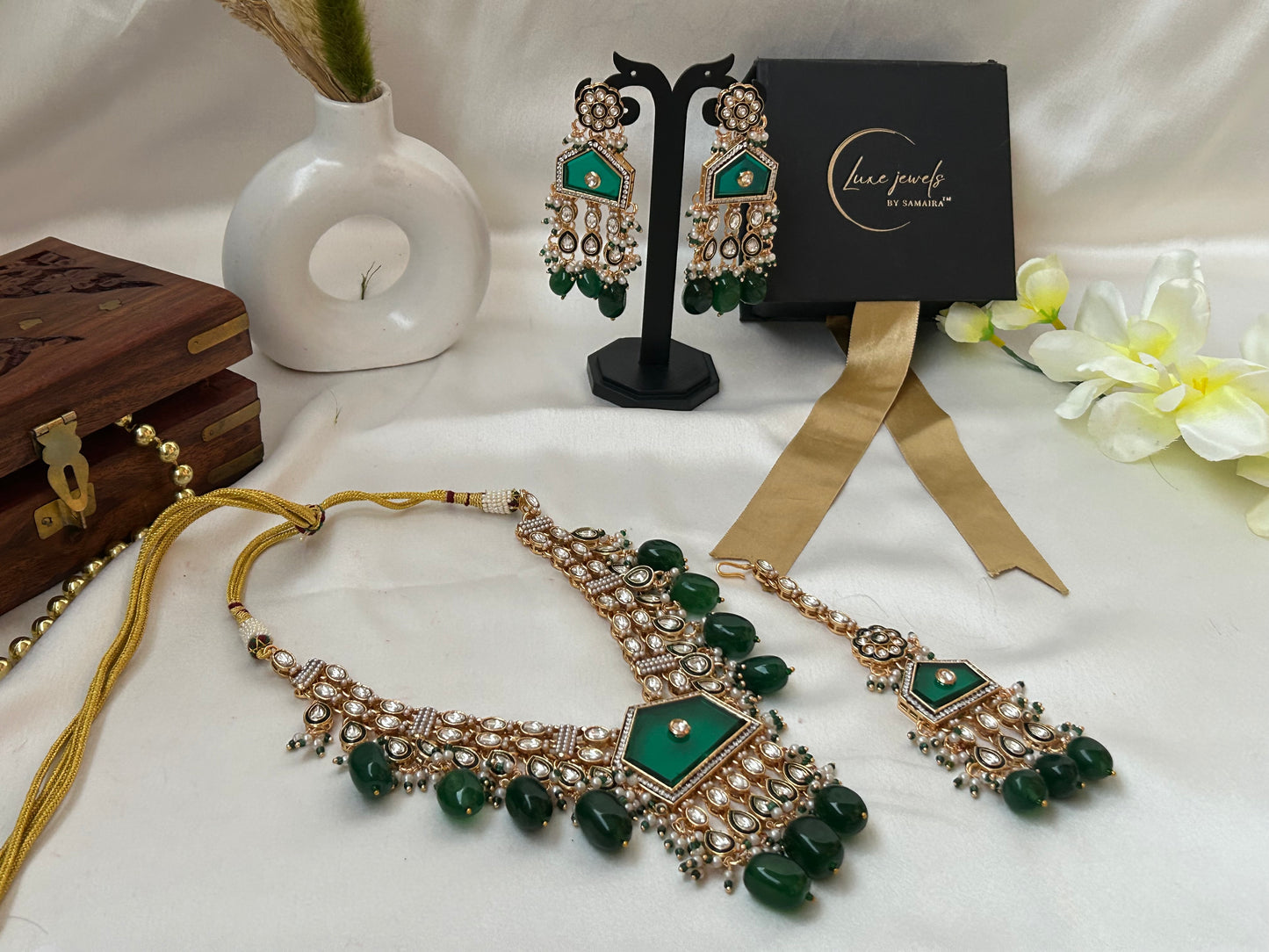 Tara emerald necklaceset with tika