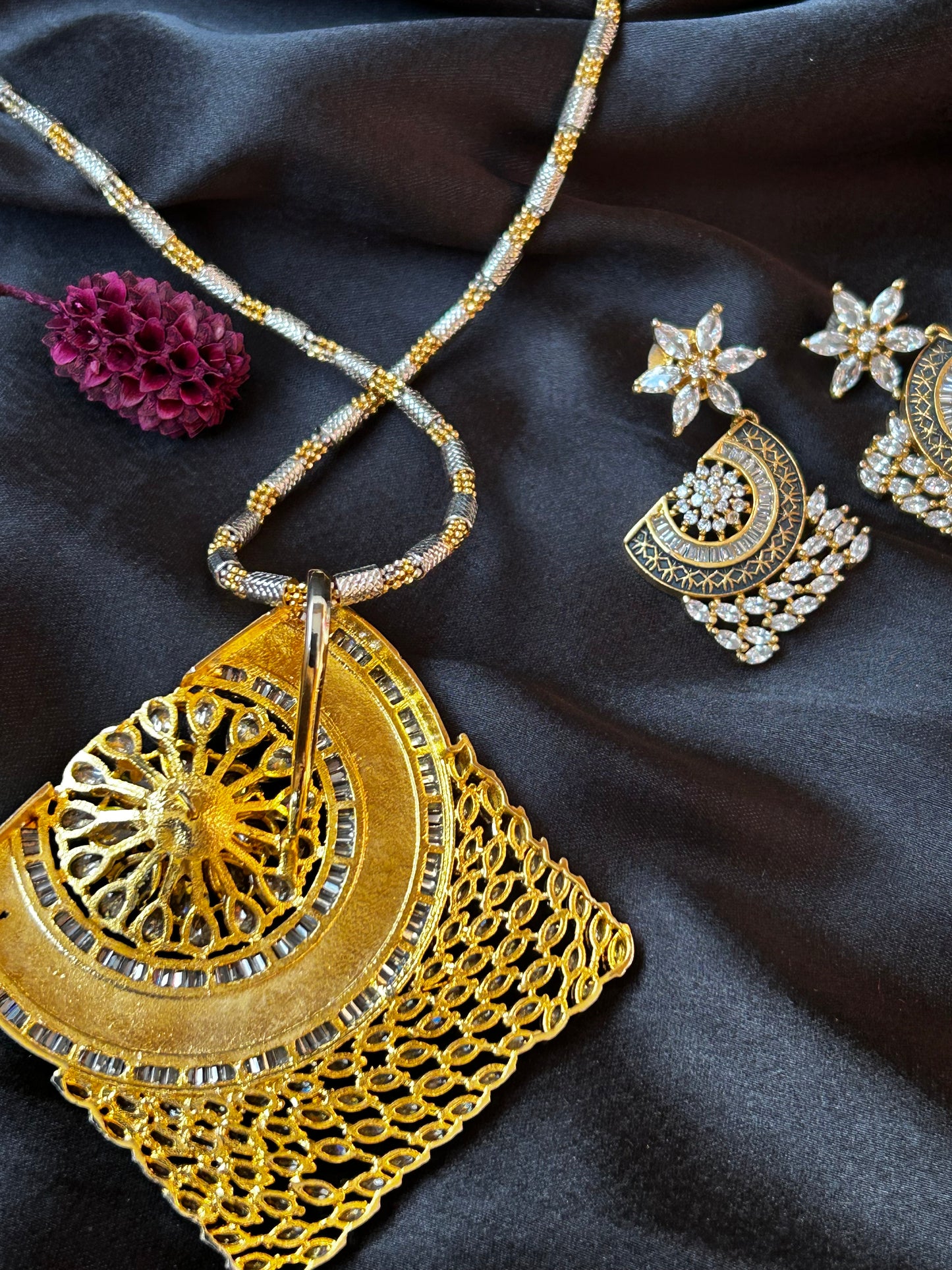 Kashish golden necklace