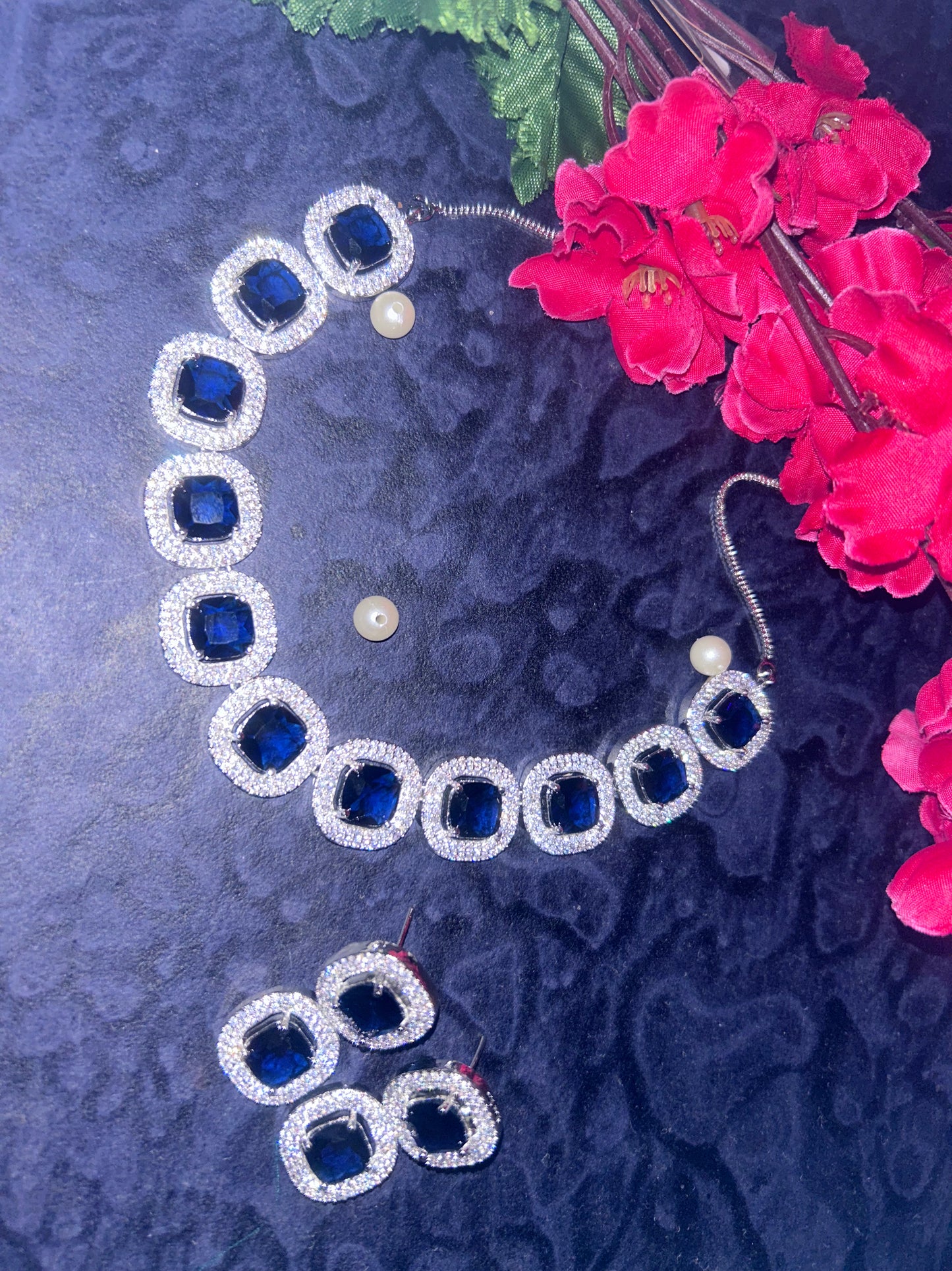 Alisha navy necklace
