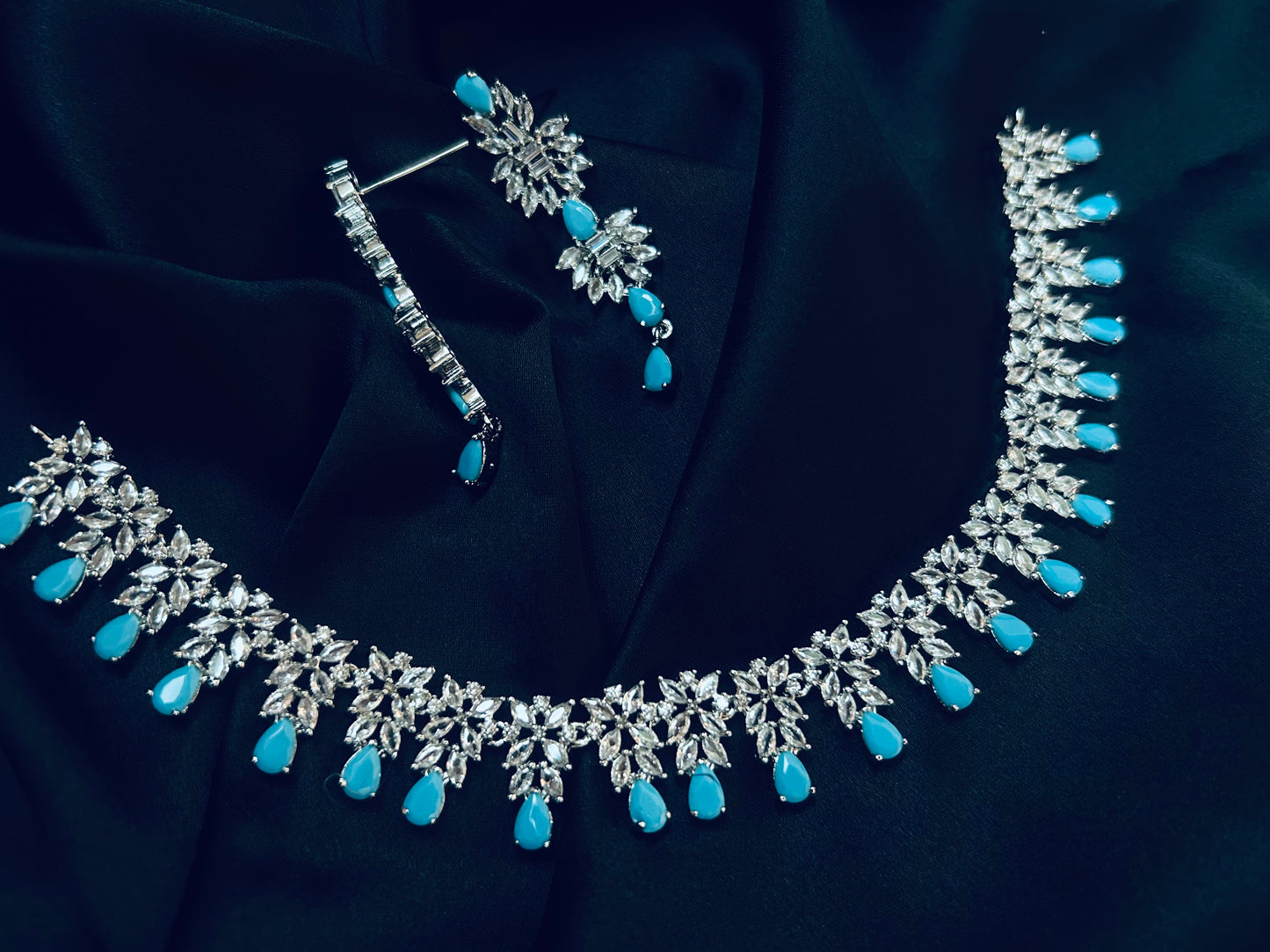 Maisha blue choker