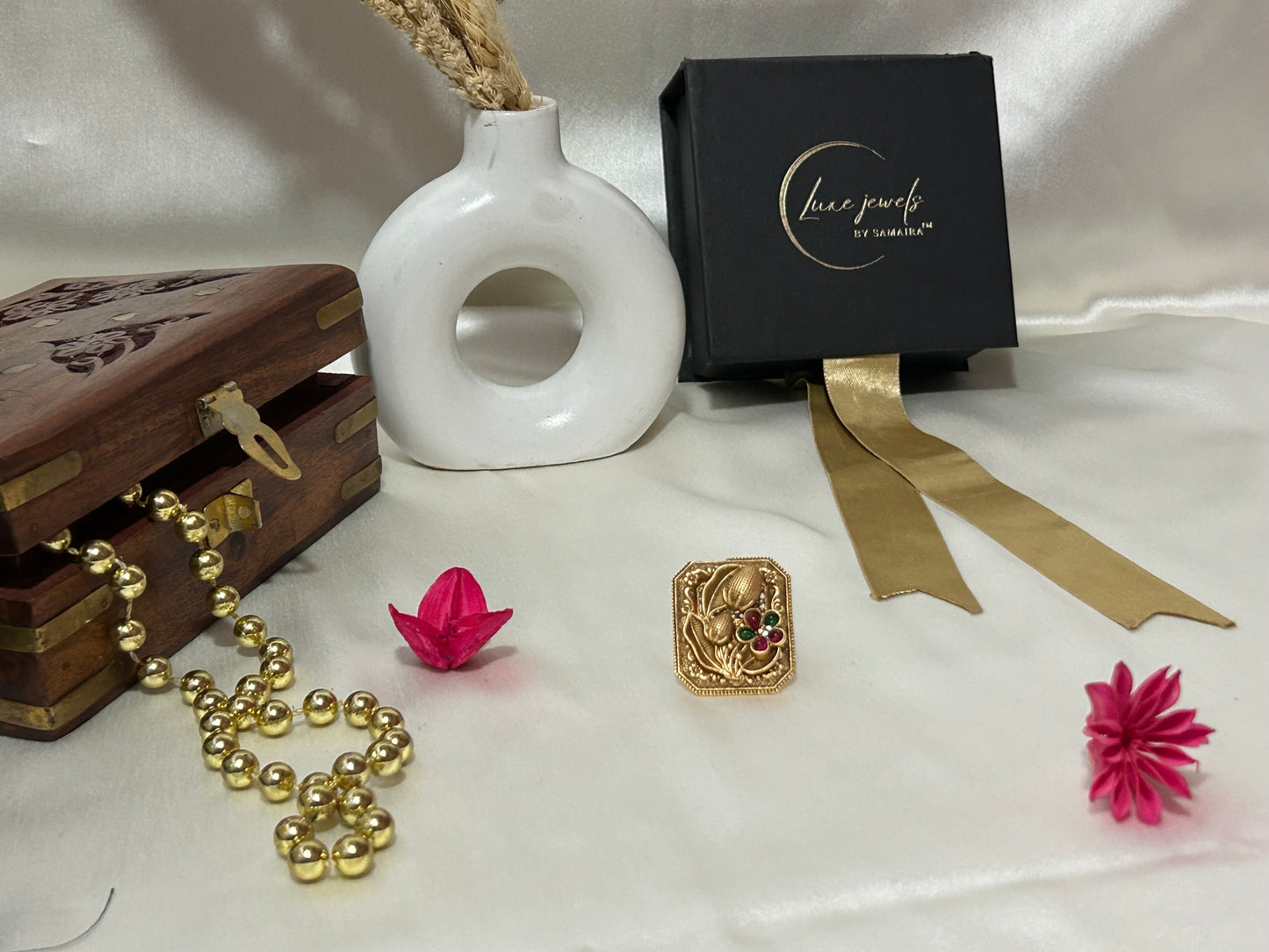 Arna antique gold ring