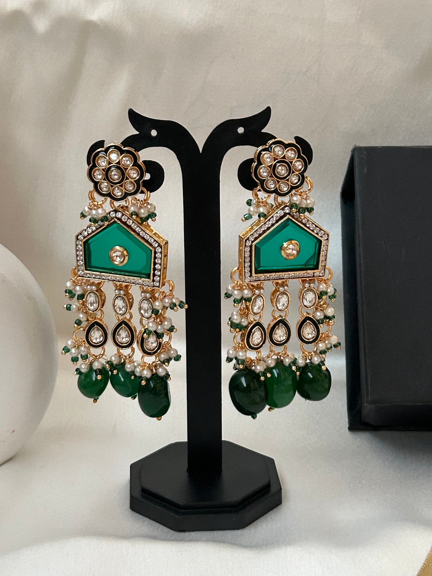 Tara emerald necklaceset with tika