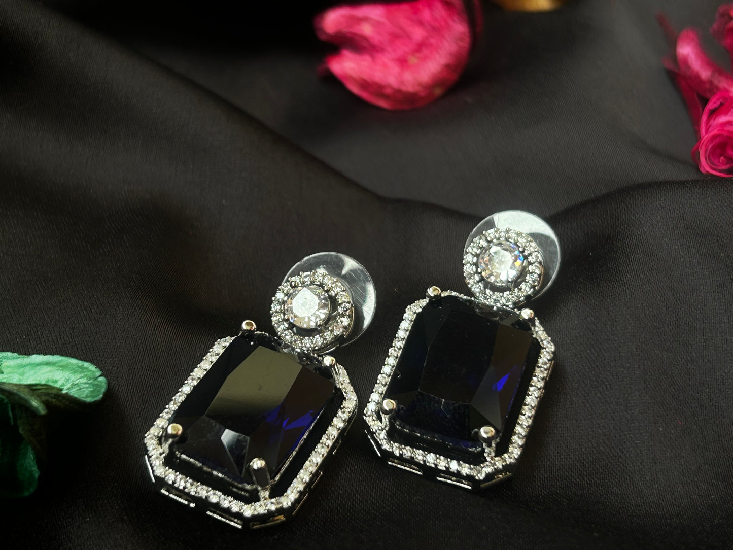 Varonika navy necklace