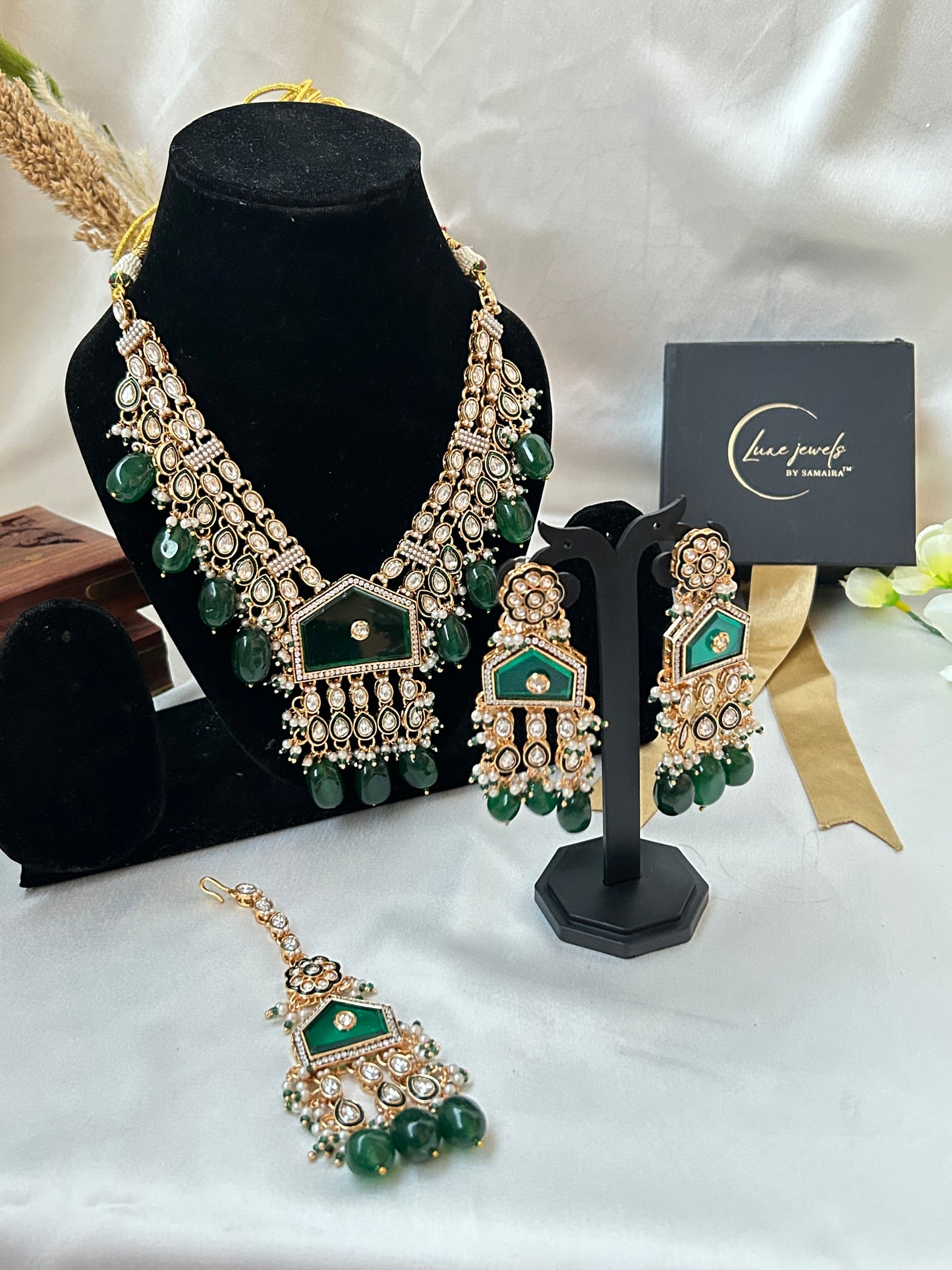 Tara emerald necklaceset with tika