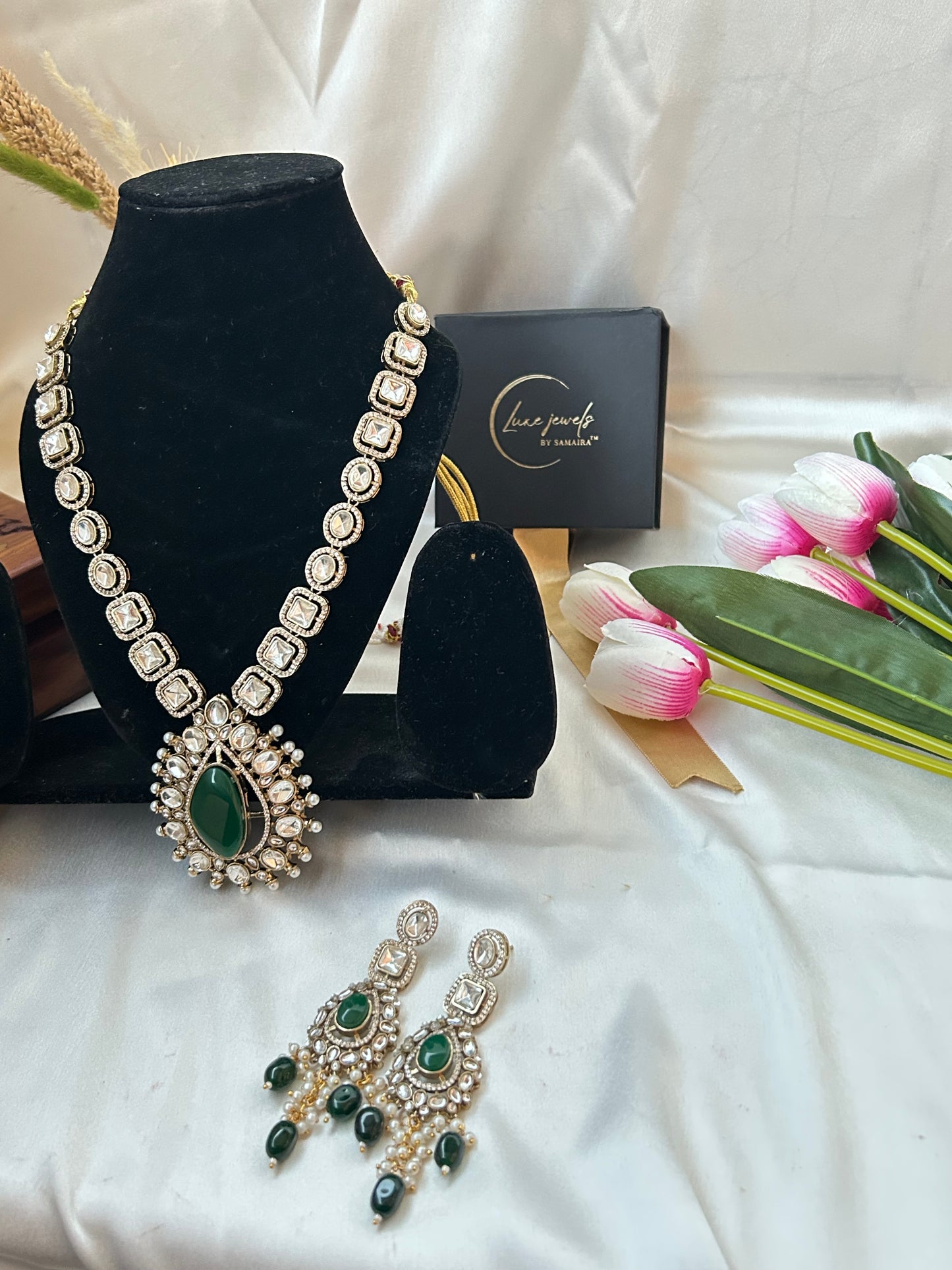 Rajwada emerald kundan set.
