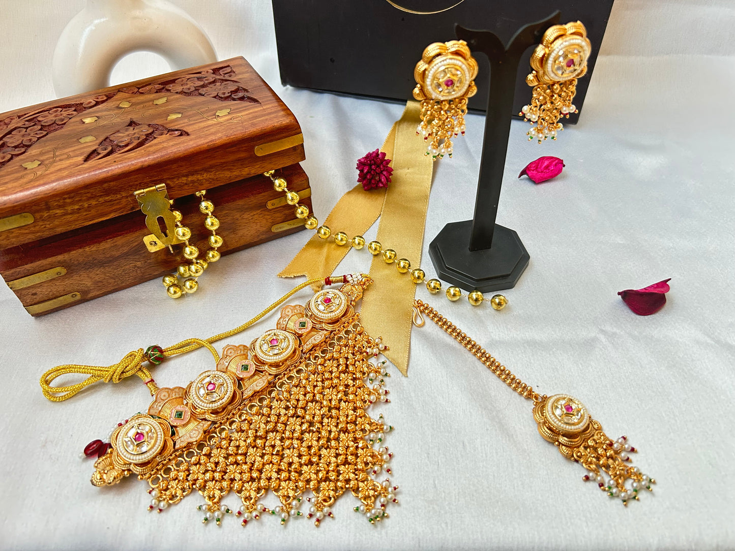 Mihika gold choker