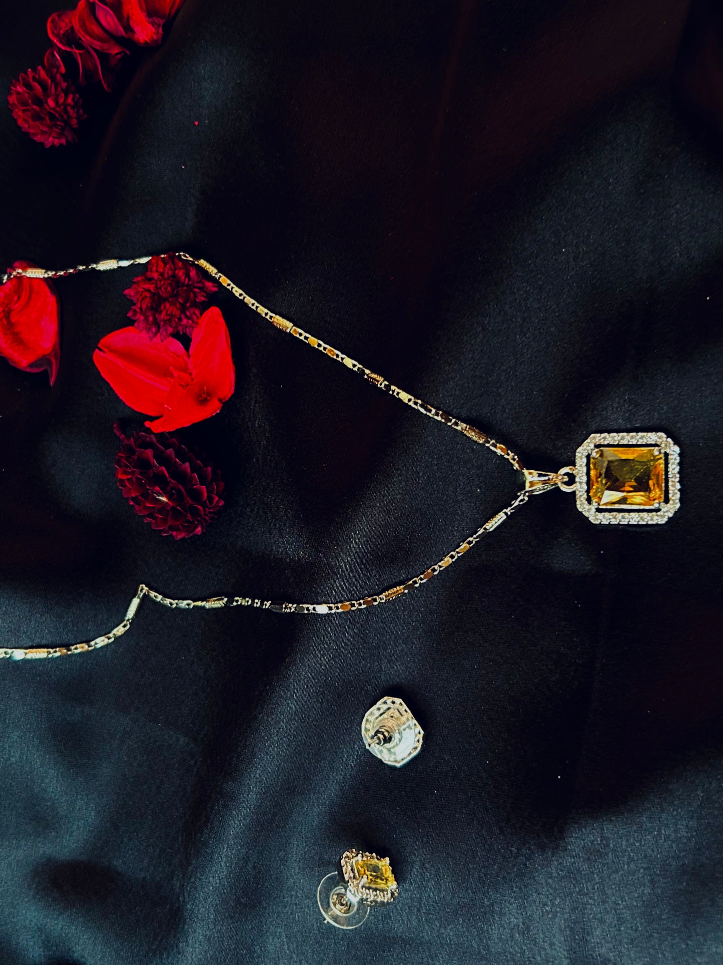 Suhana yellowpendant set