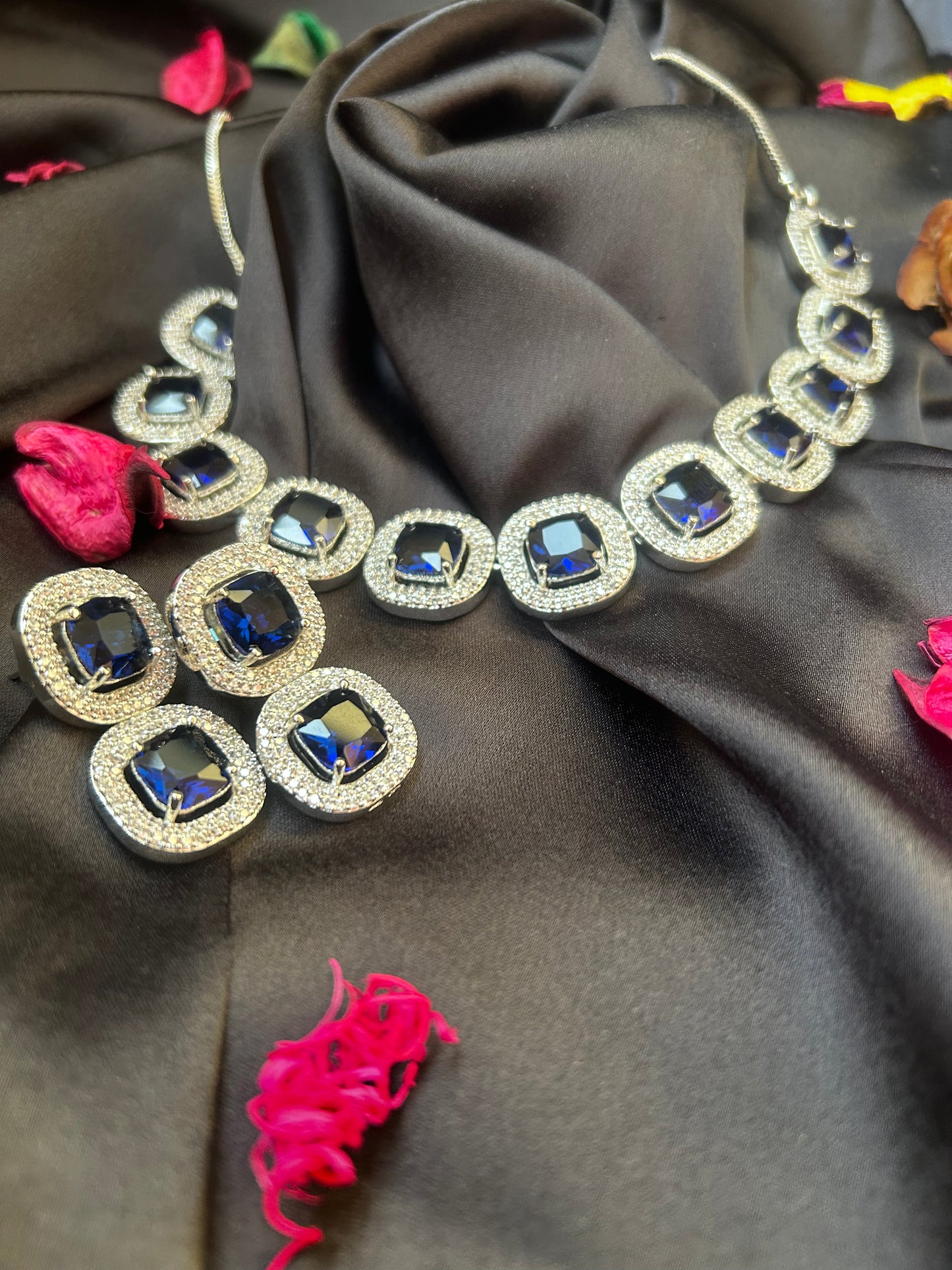 Alisha navy necklace