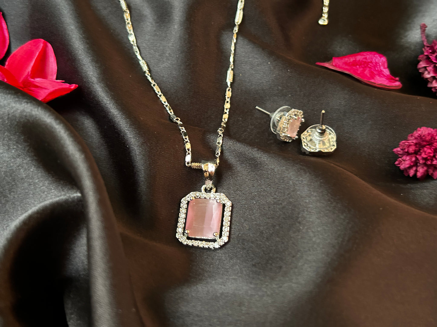 Suhana pink pendant set