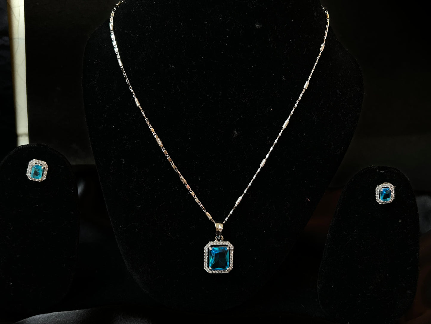 Suhana pendant set