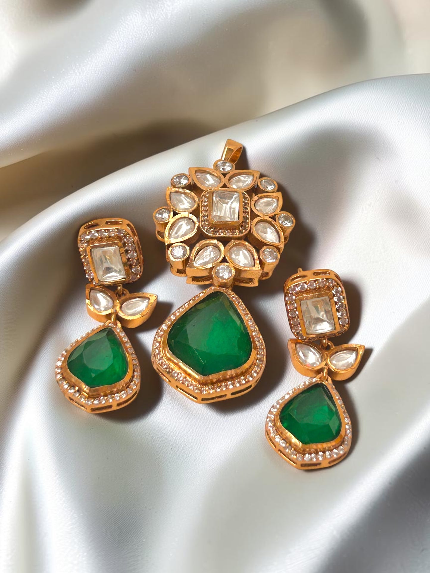 Kyile Pendant set