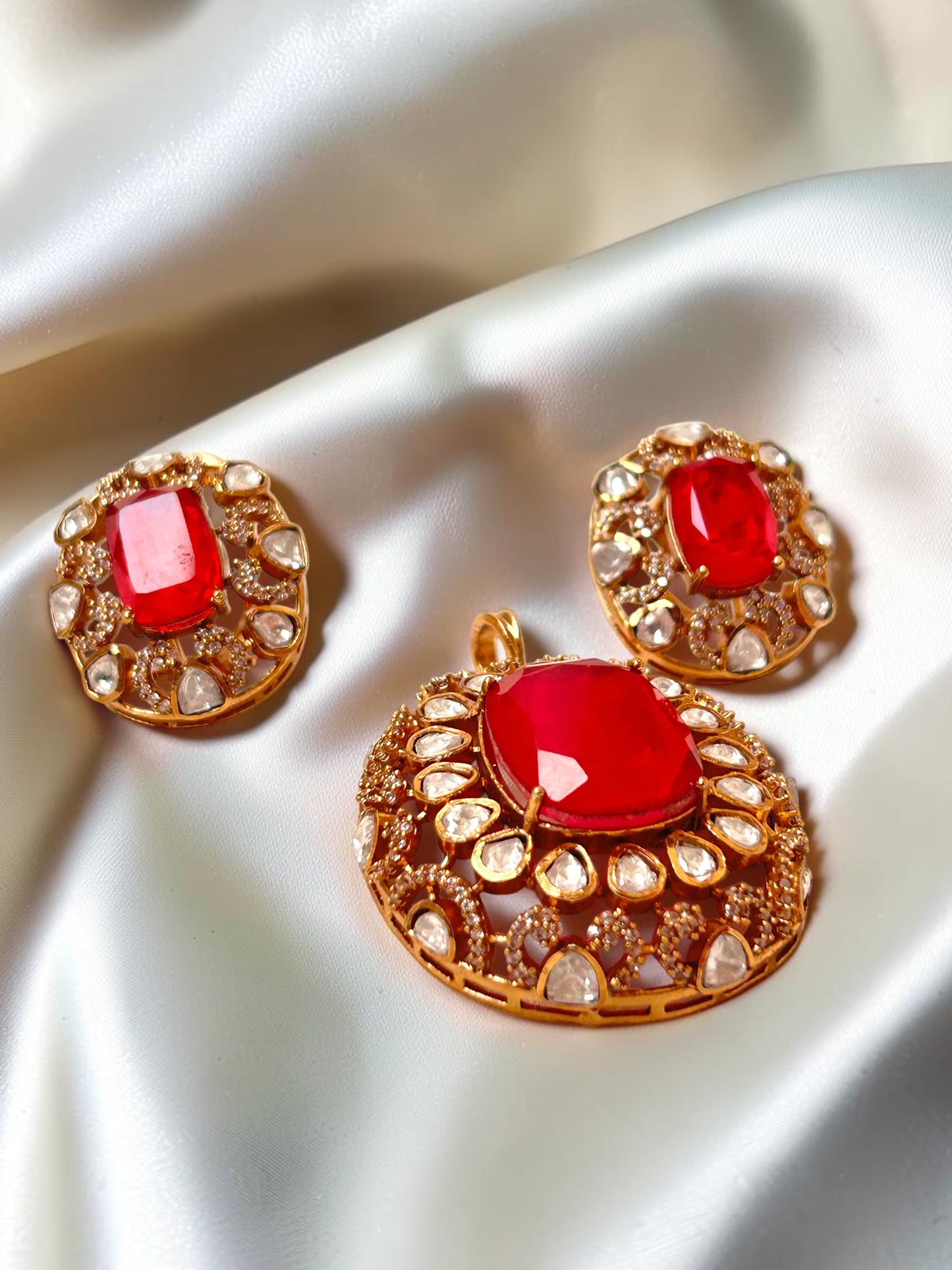 Zeel Magenta Pendent Set
