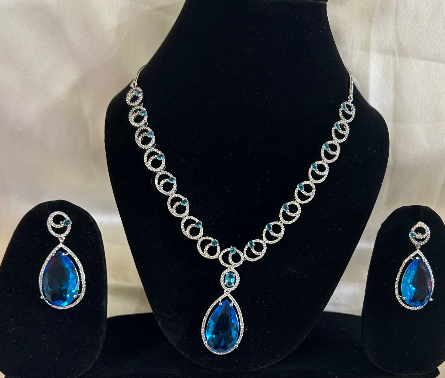 Mia blue pendant necklace