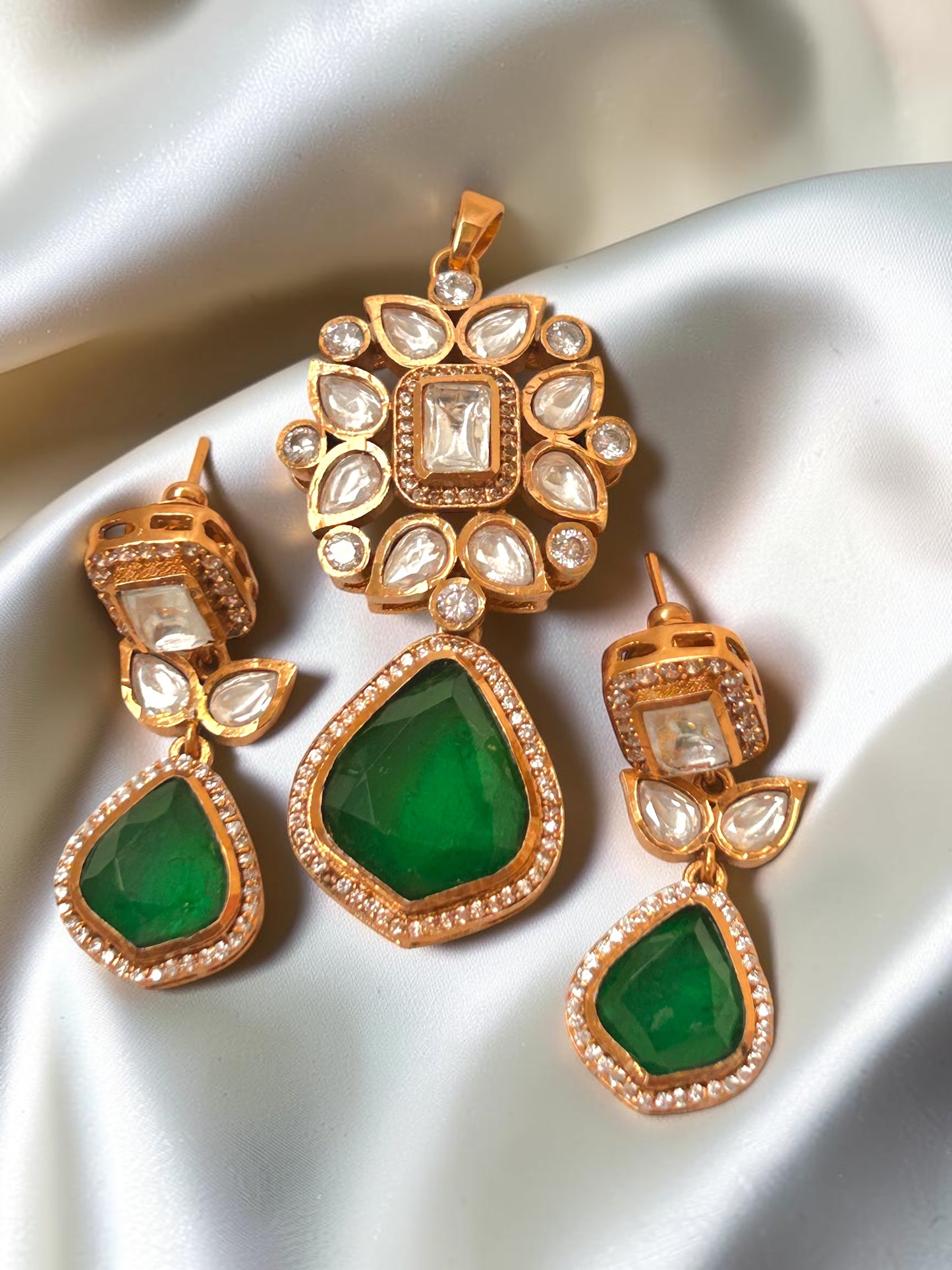 Kyile Pendant set
