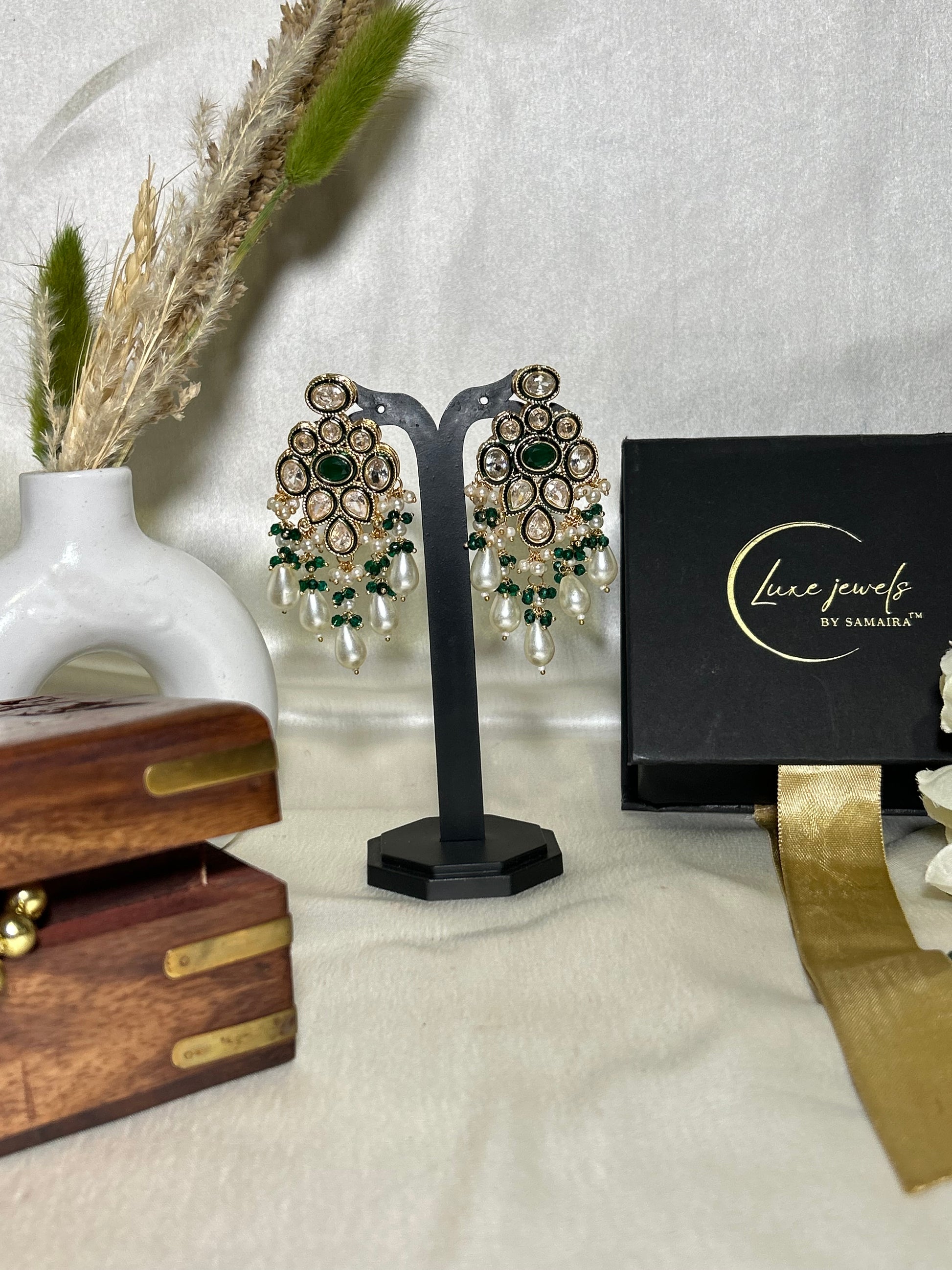 Natasha Kundan Pearl green Haar – Gold-plated Kundan necklace with pearls and gemstones, paired with matching statement earrings.long necklaceset