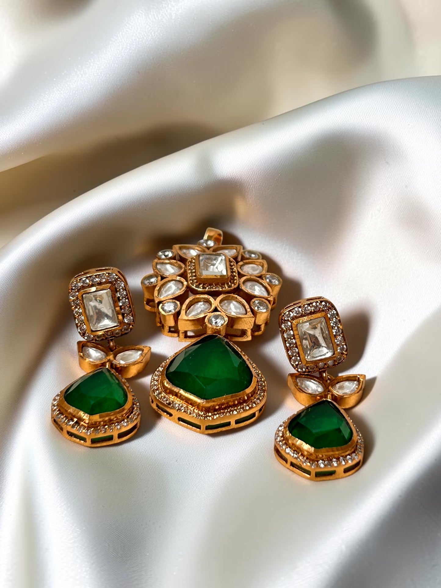 Kyile Pendant set