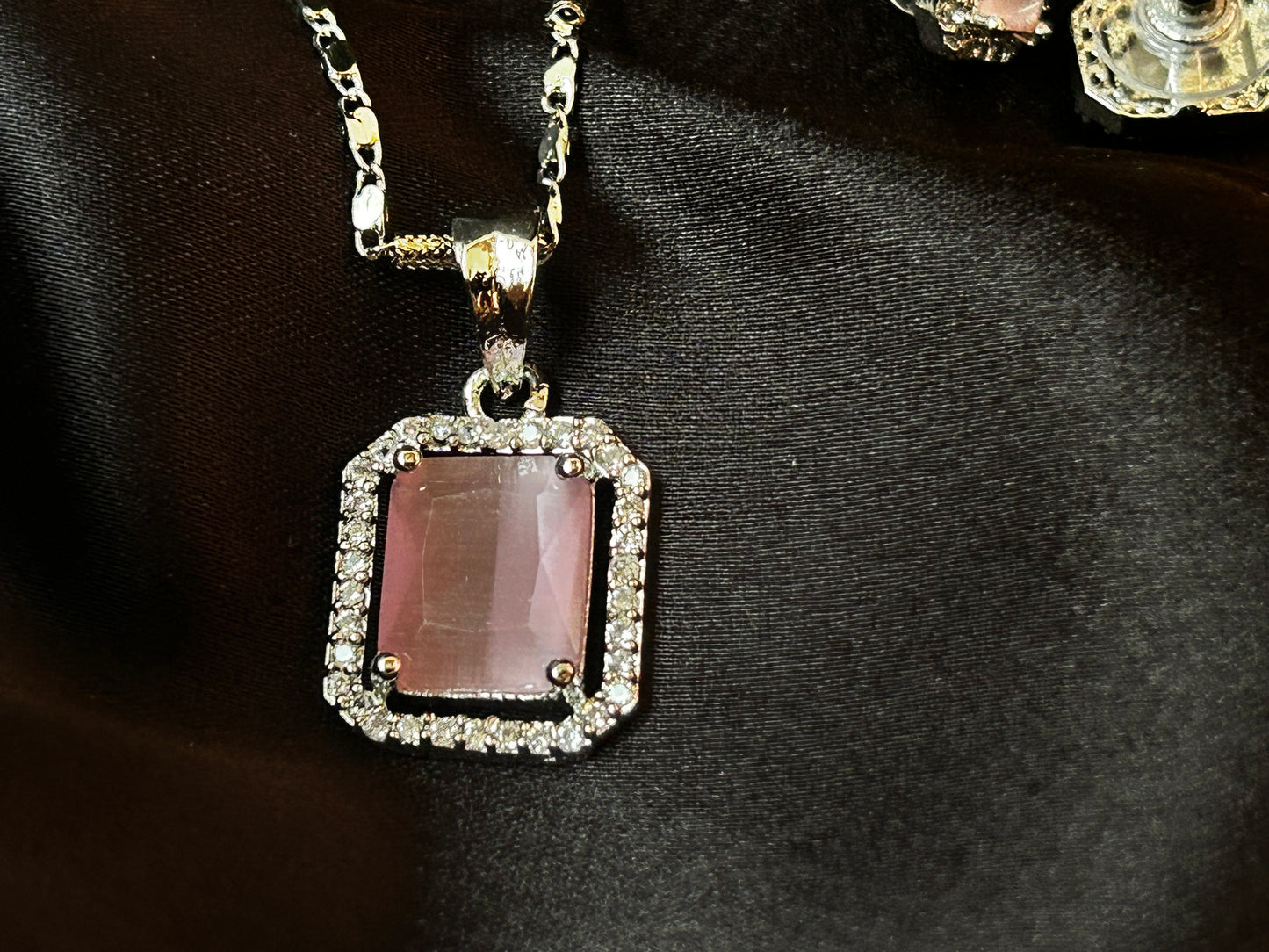 Suhana pink pendant set